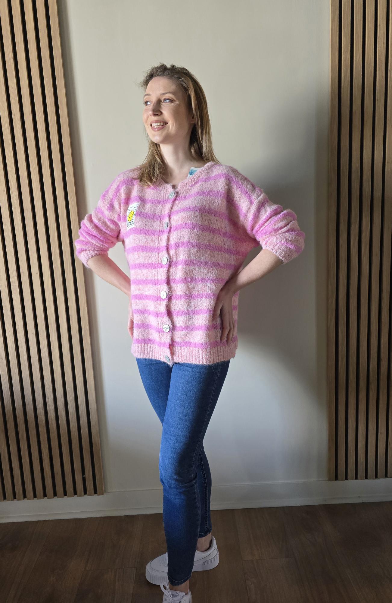 Cardigan rose vue de dos femme – La Chica