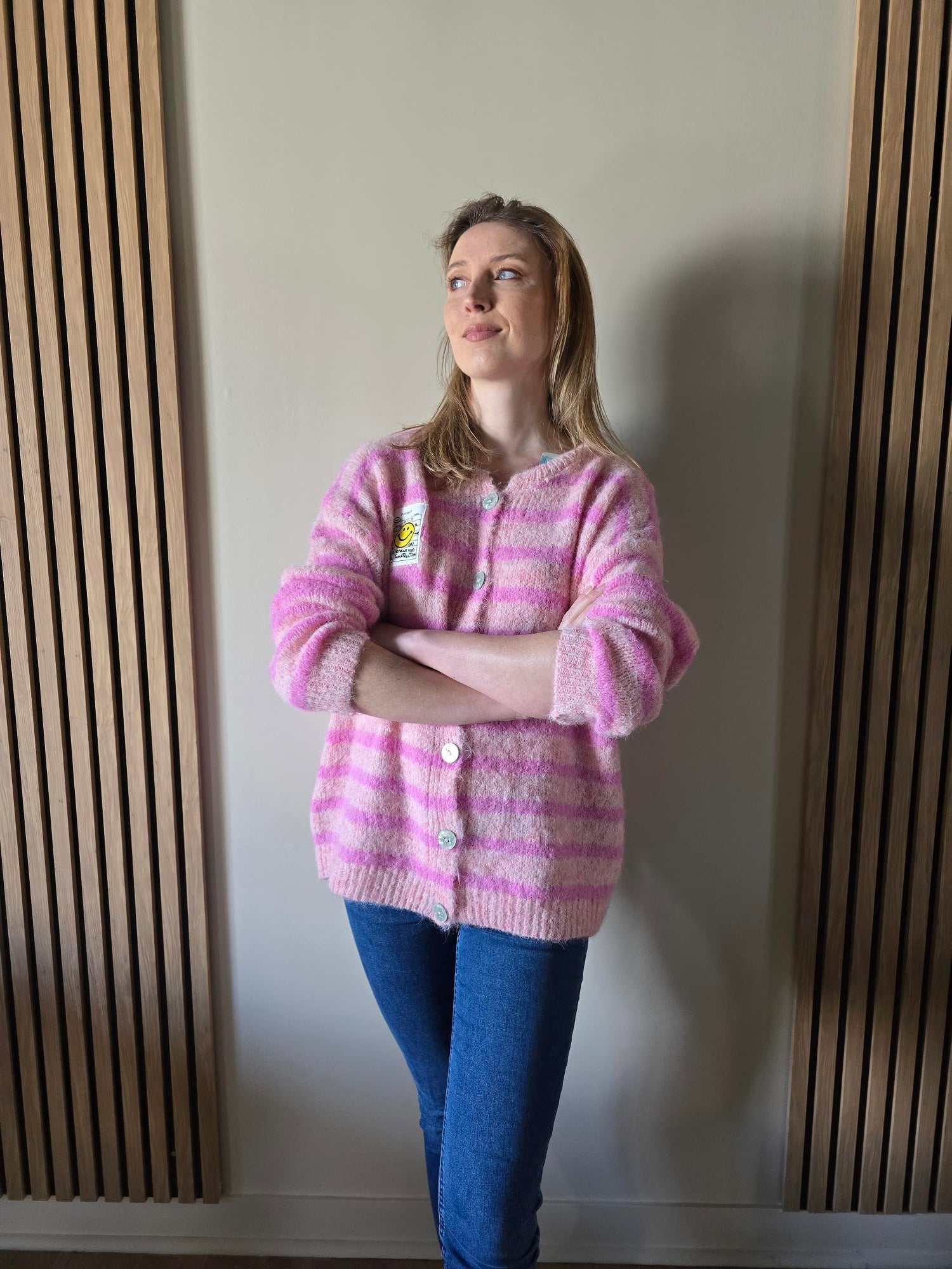 Femme portant cardigan rose – La Chica
