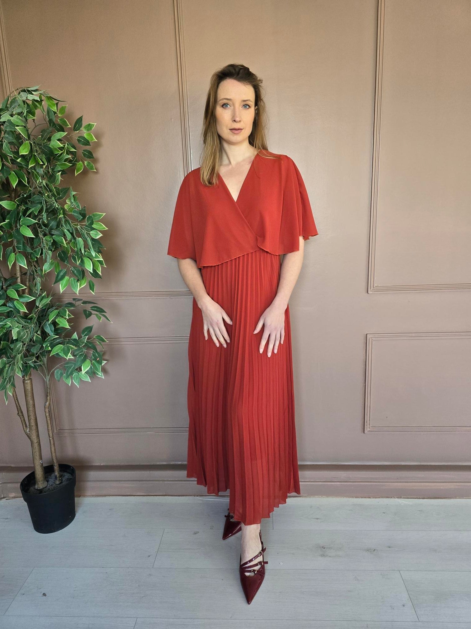 Femme portant robe longue plissée terracotta – La Chica