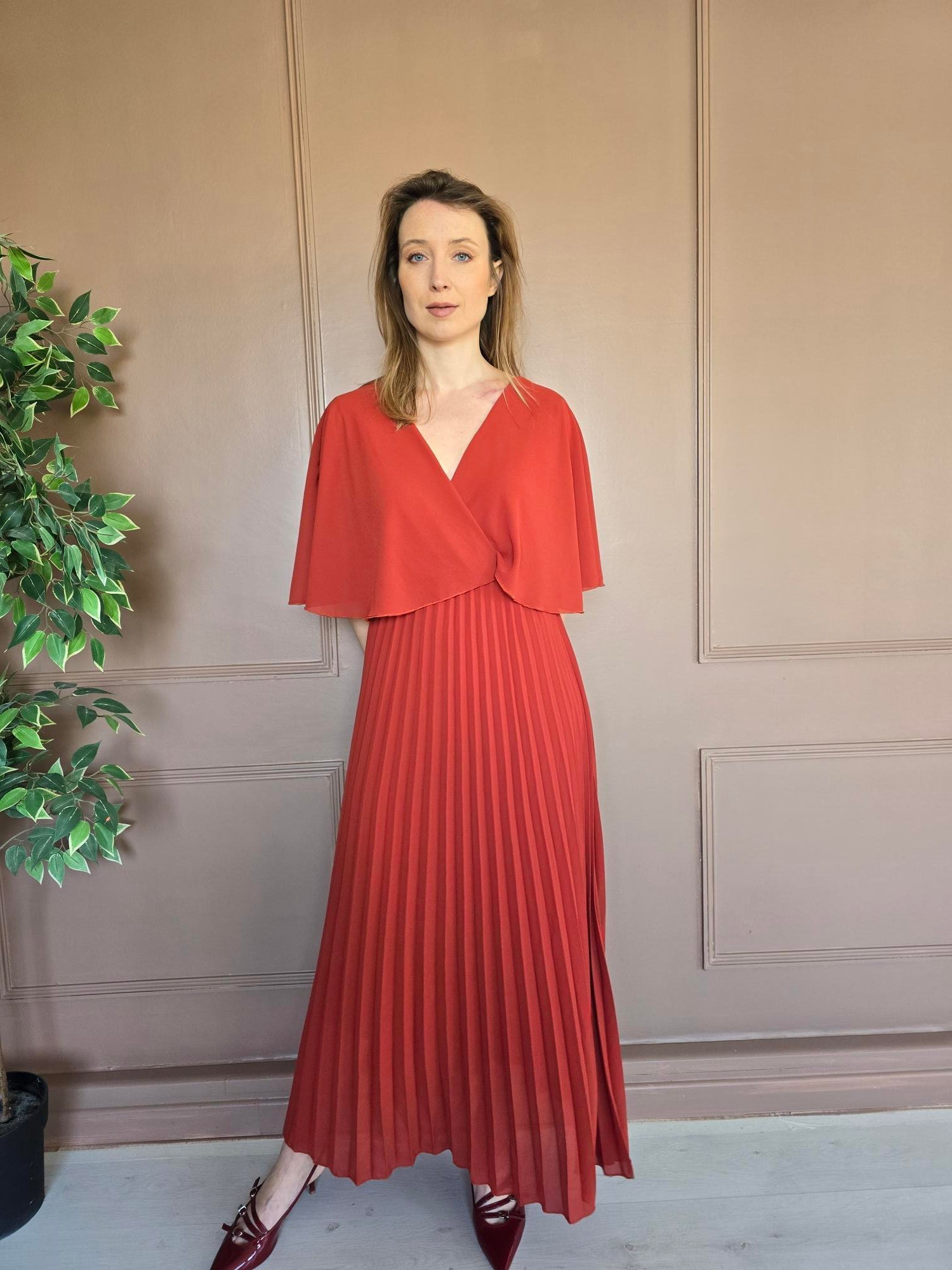 Robe longue plissée terracotta vue de dos femme – La Chica