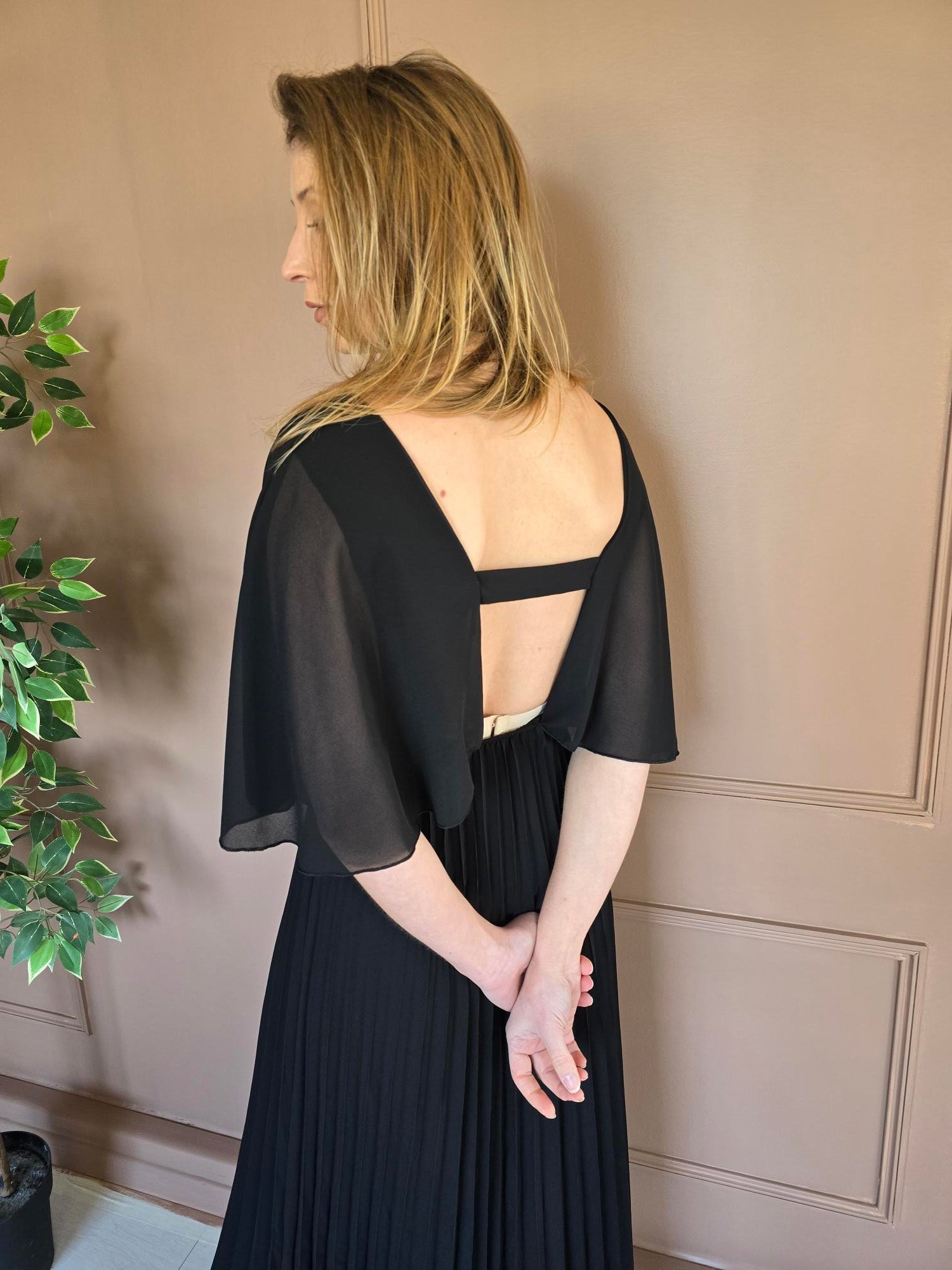 Robe longue plissée noire détail – La Chica