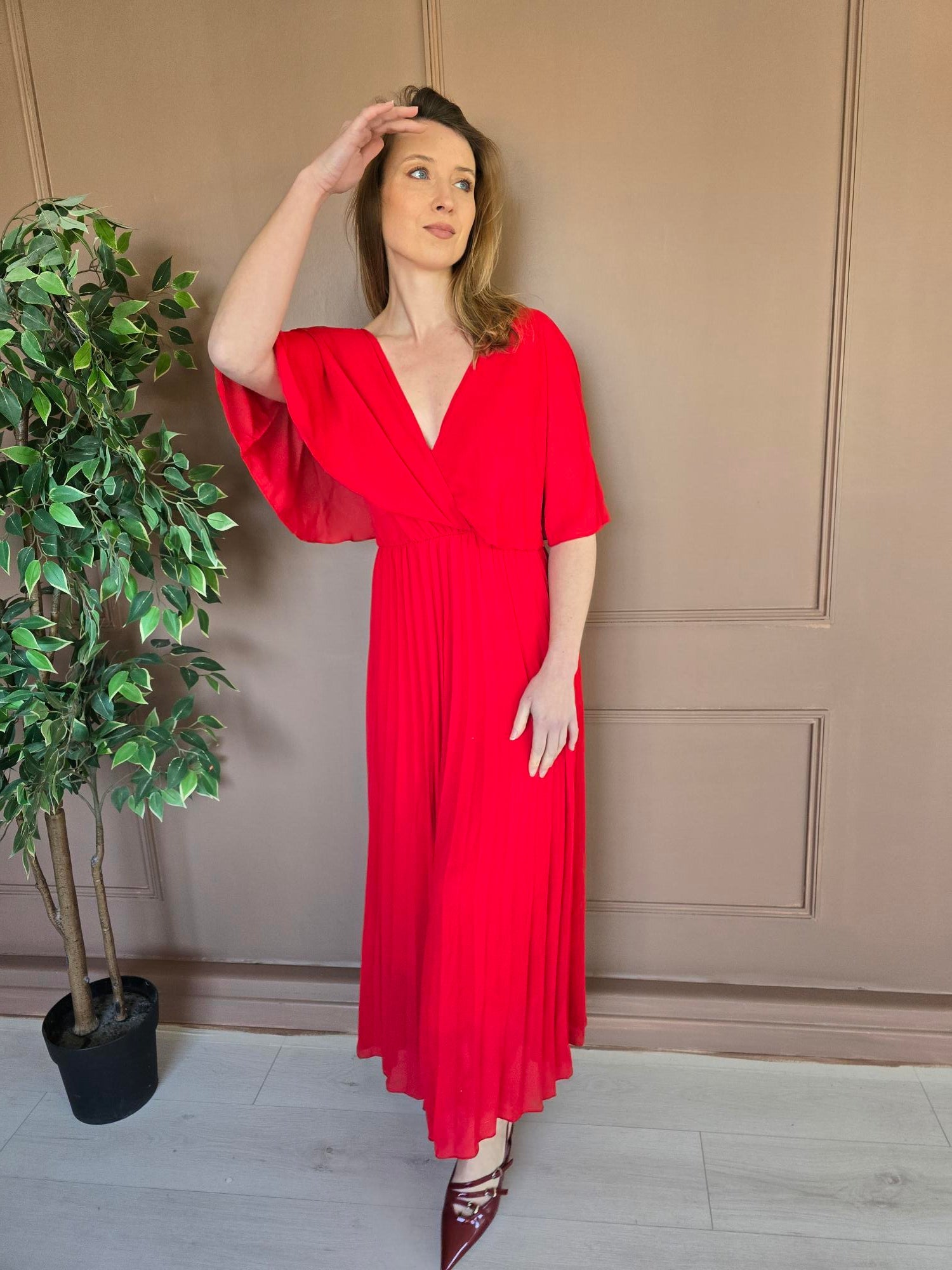 Robe longue plissée rouge vue de dos femme – La Chica
