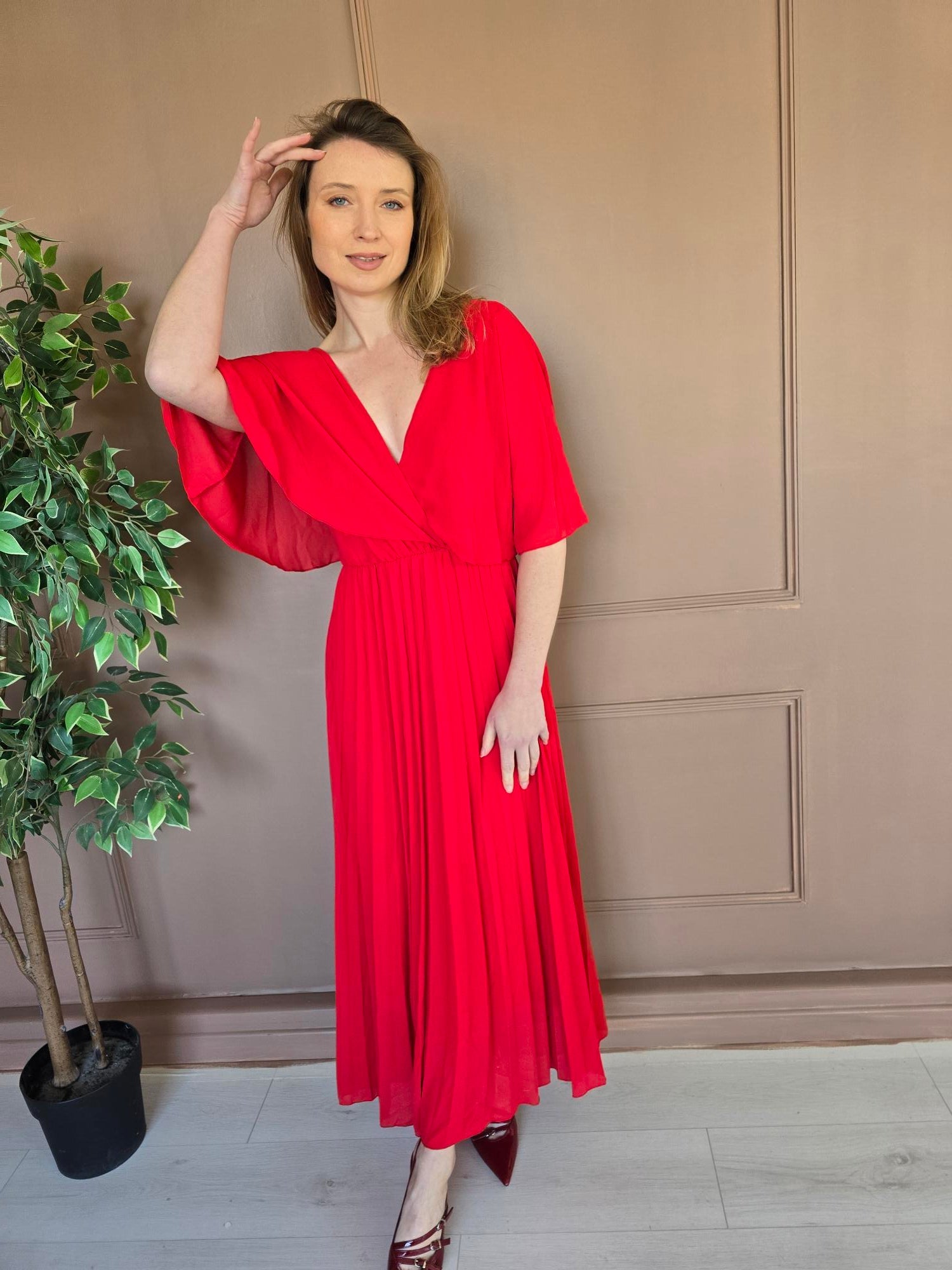 Femme portant robe longue plissée rouge – La Chica