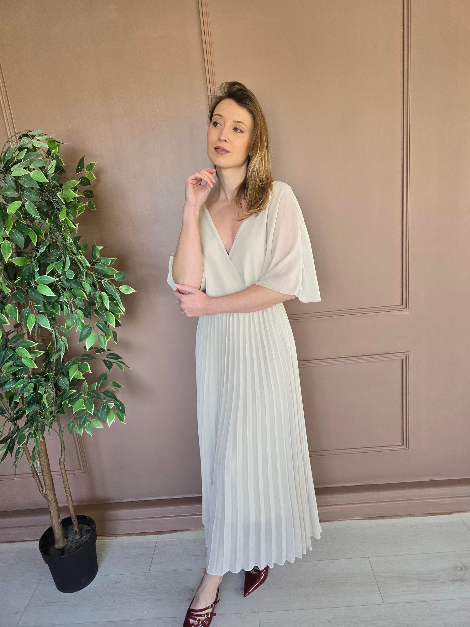 Robe longue plissée à cape vue de dos femme – La Chica