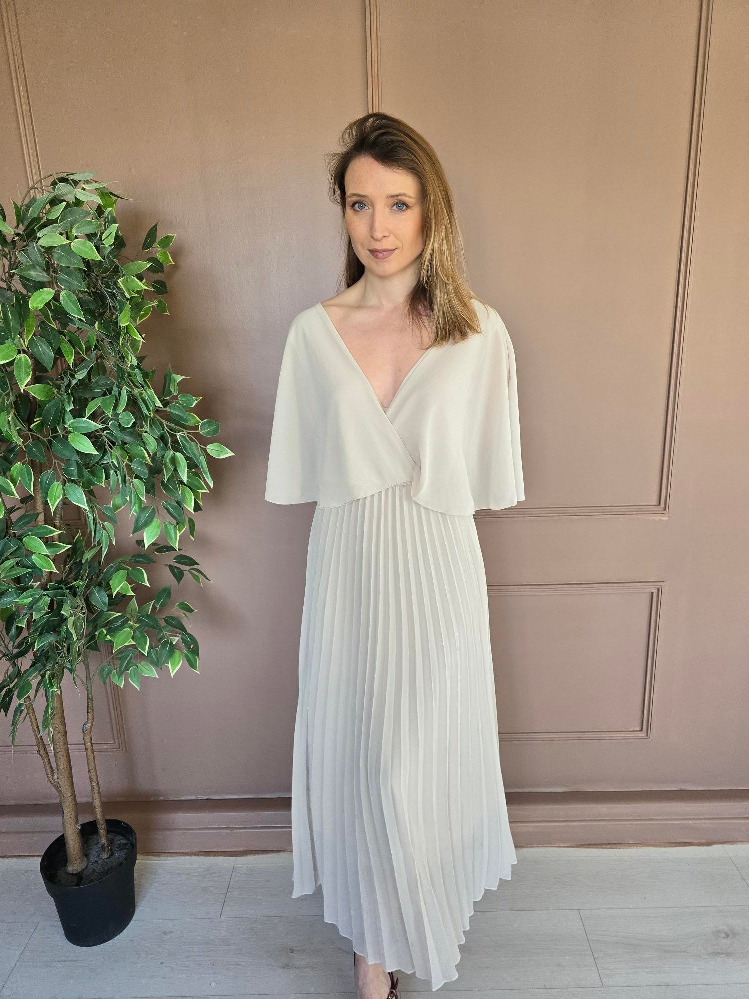 Robe longue plissée à cape détail – La Chica