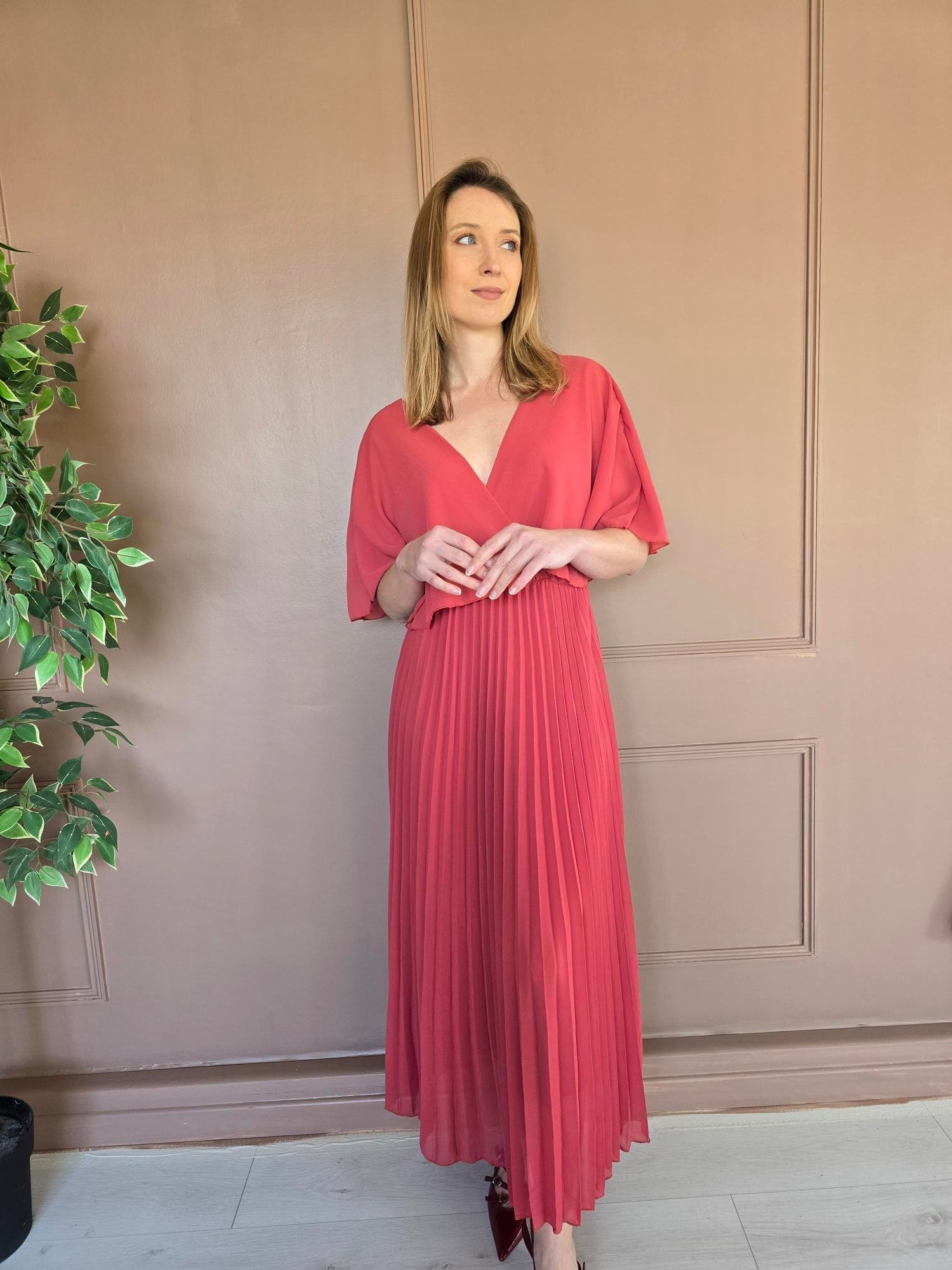 Robe longue plissée à cape détail – La Chica