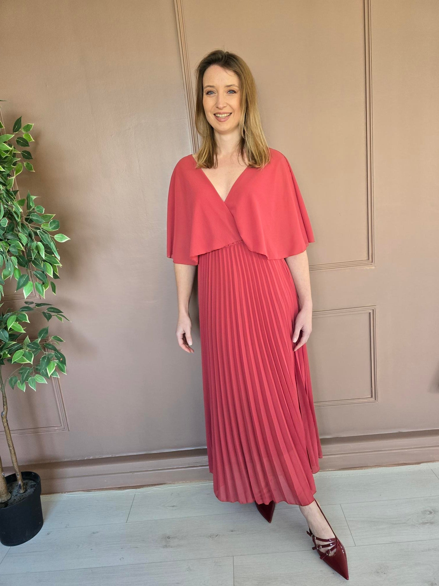 Robe longue plissée à cape vue de dos femme – La Chica