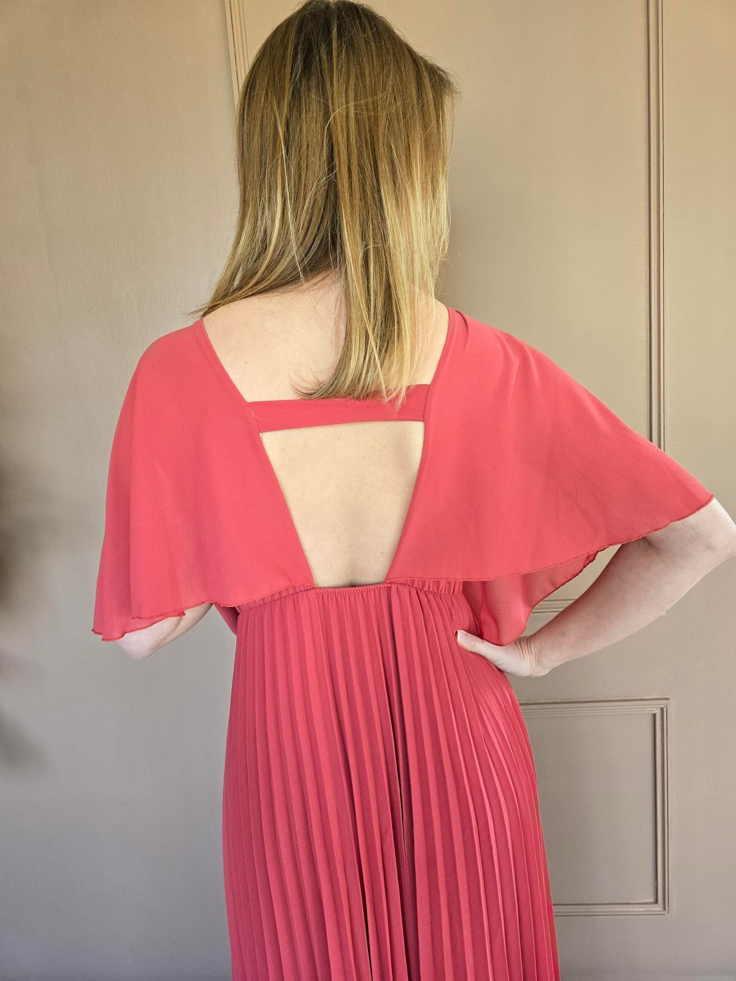 Robe longue plissée à cape détail – La Chica