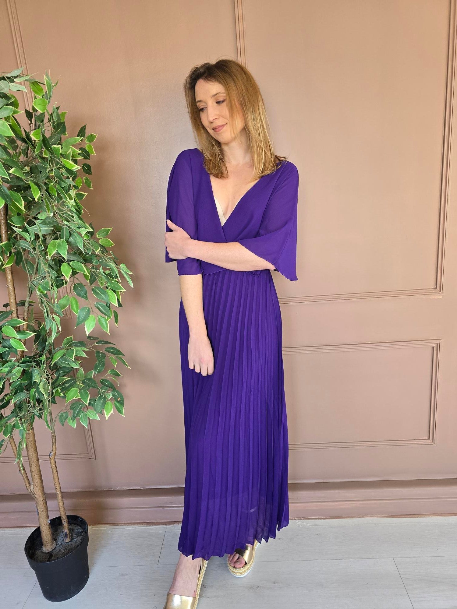 Robe longue plissée à cape vue de dos femme – La Chica
