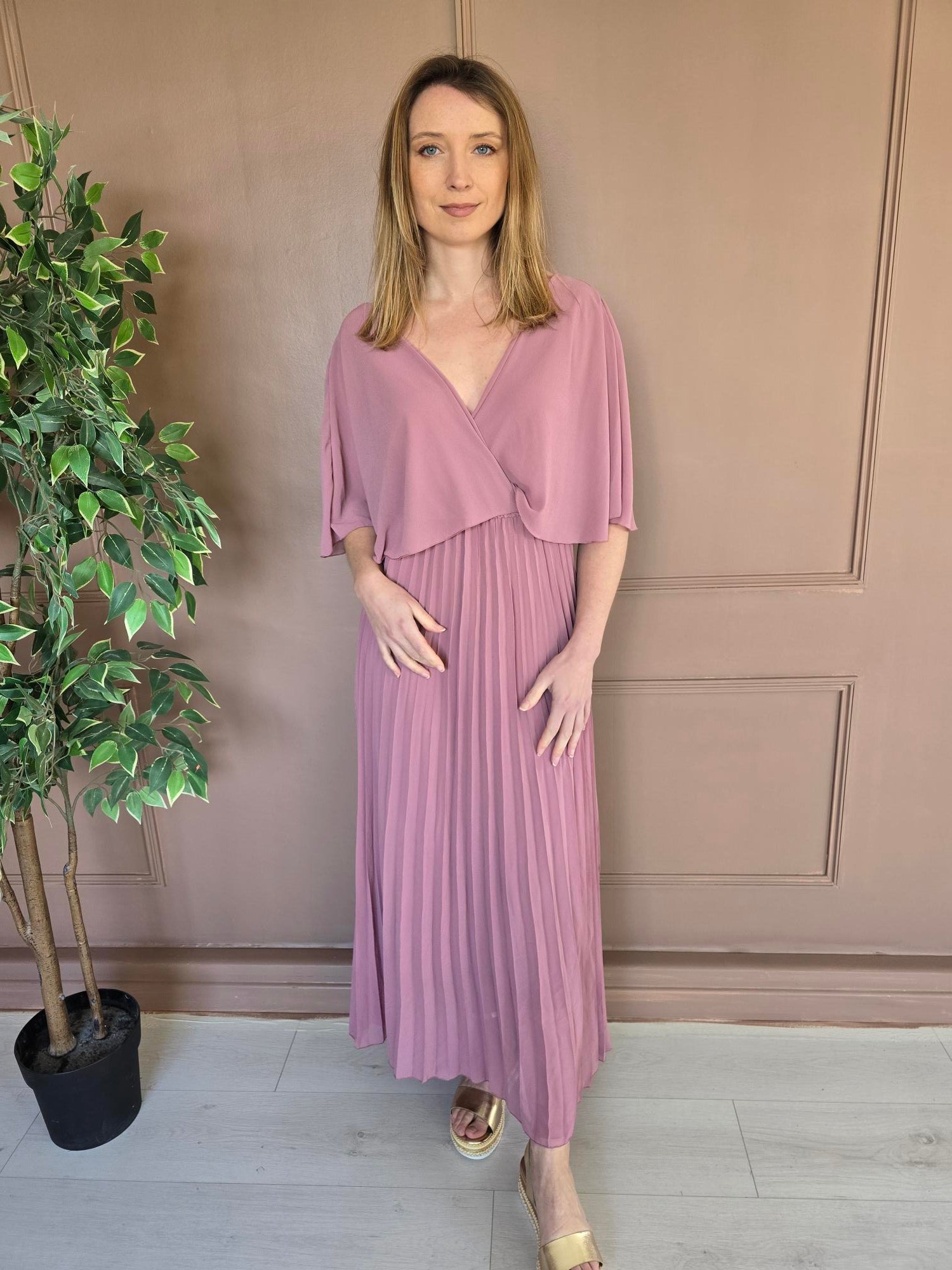 Robe longue plissée à cape détail – La Chica