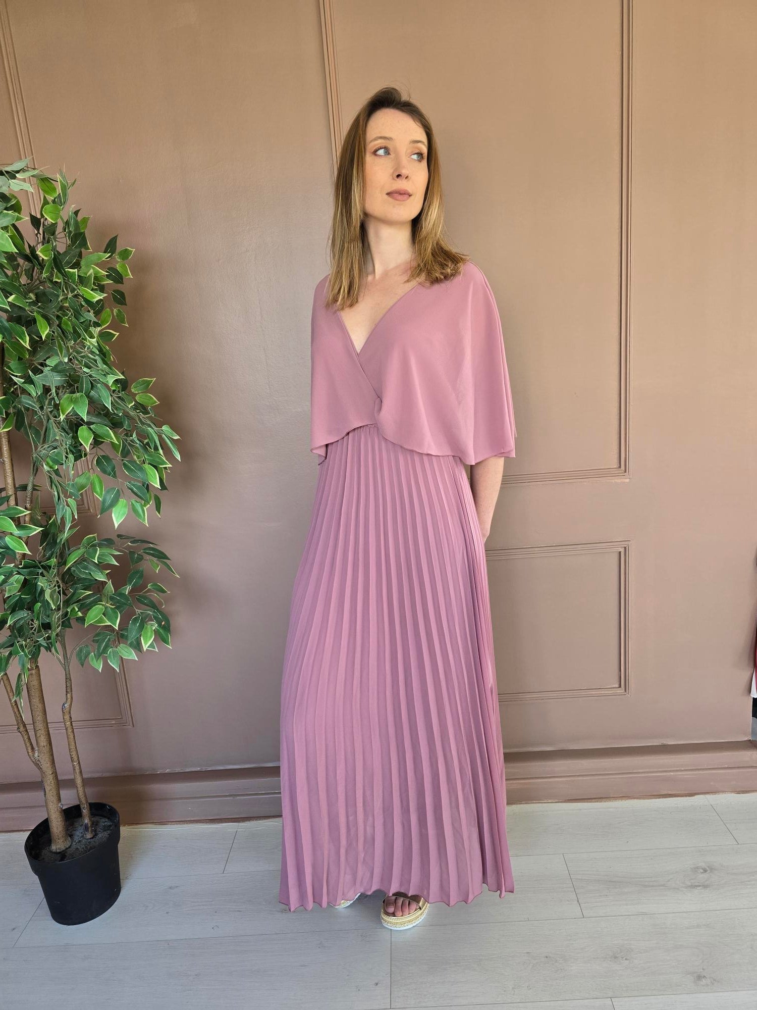 Robe longue plissée à cape détail – La Chica