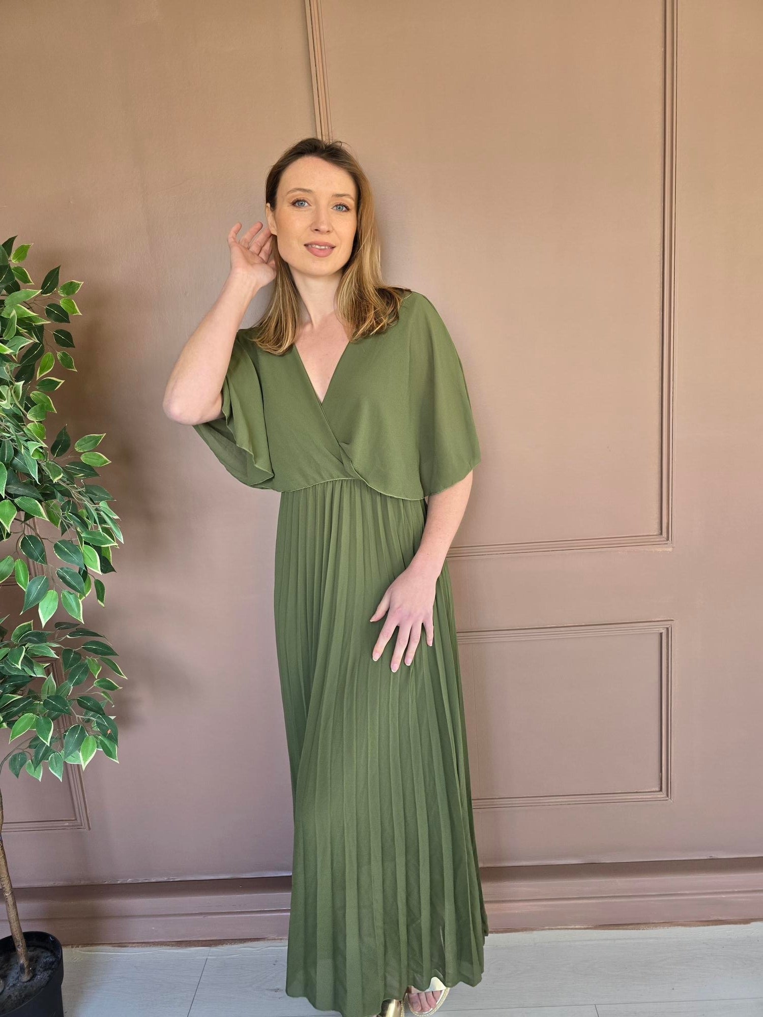 Robe longue plissée à cape vue de dos femme – La Chica