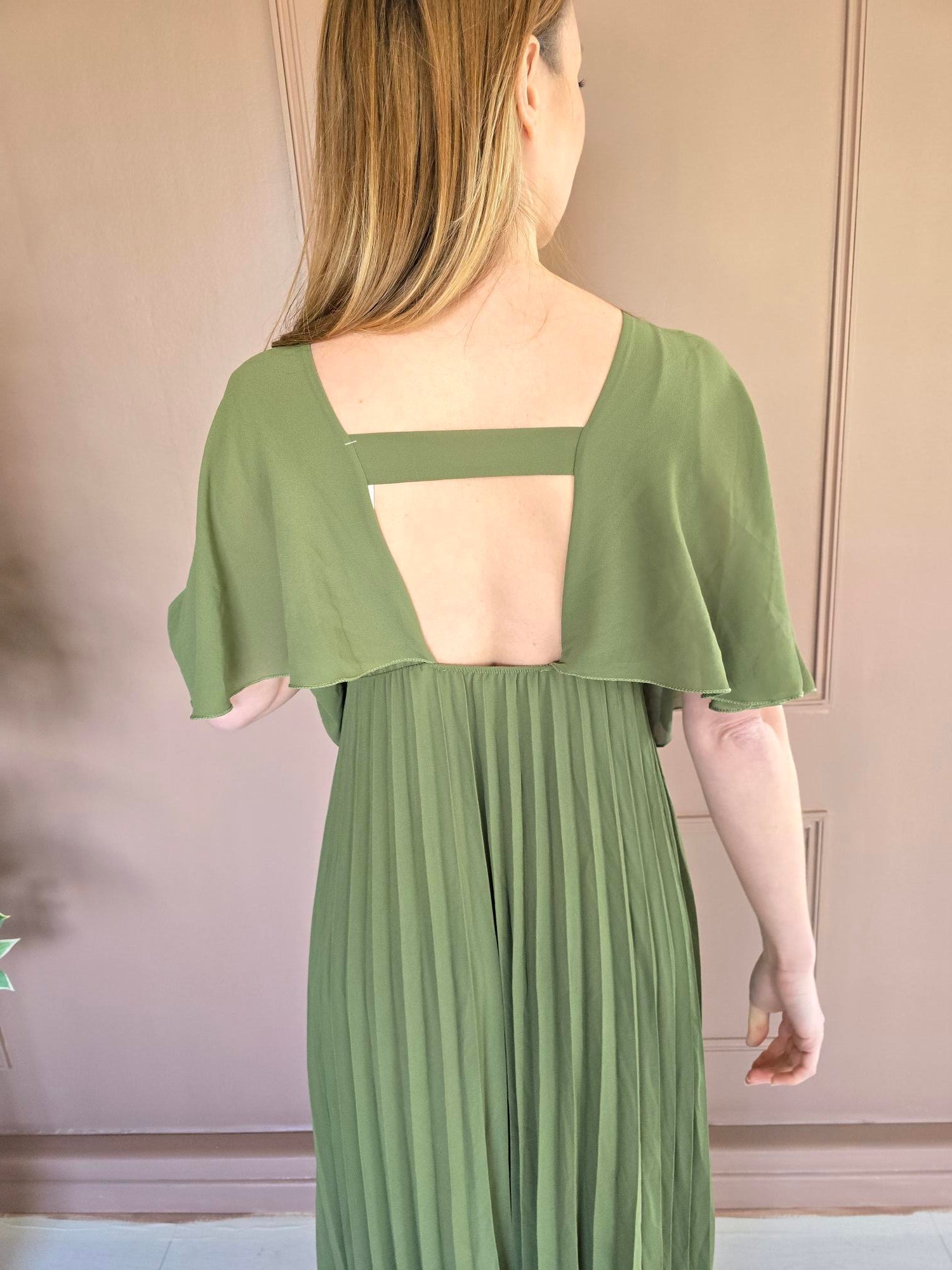 Robe longue plissée à cape détail – La Chica