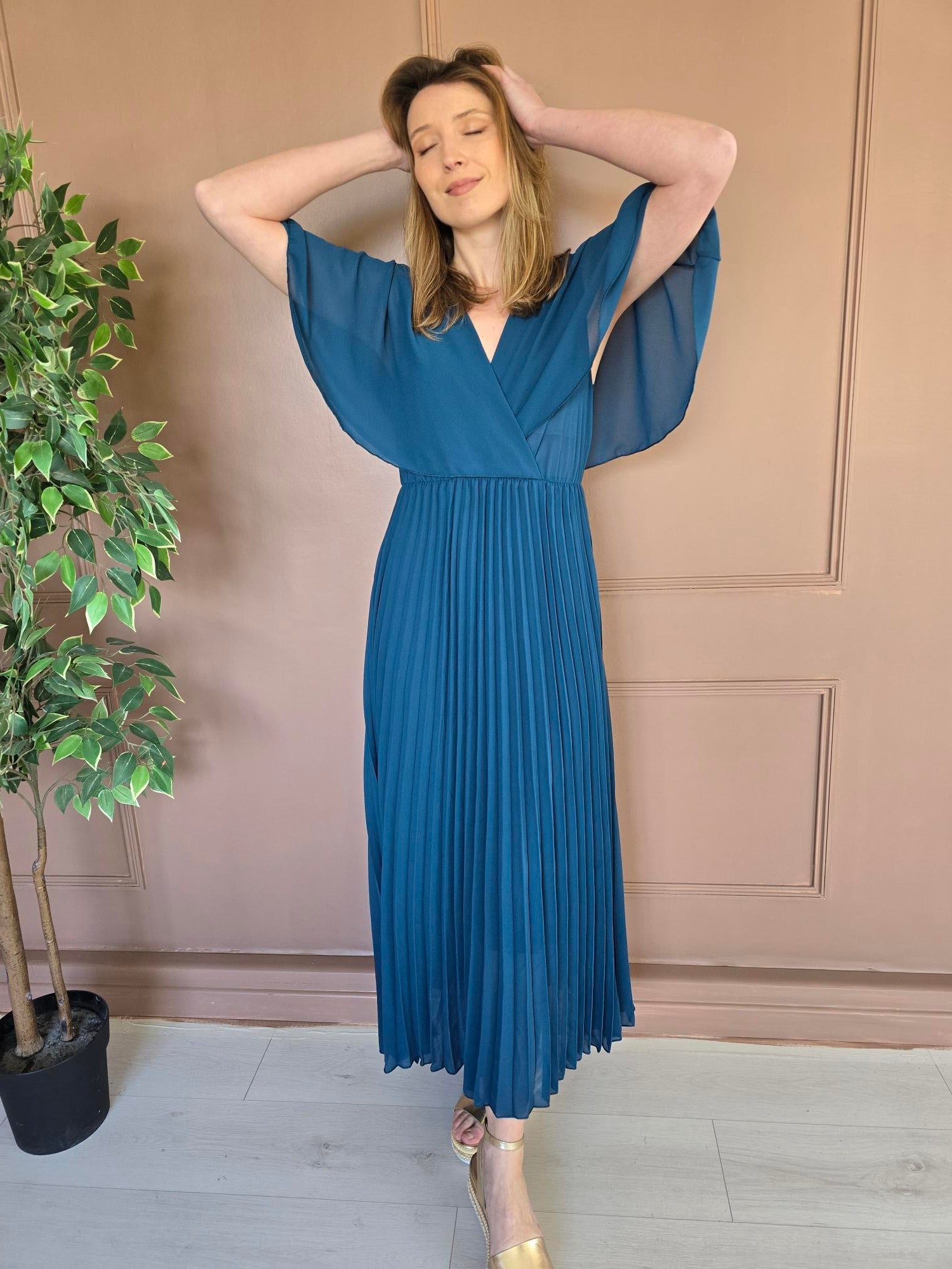 Robe longue plissée à cape détail – La Chica