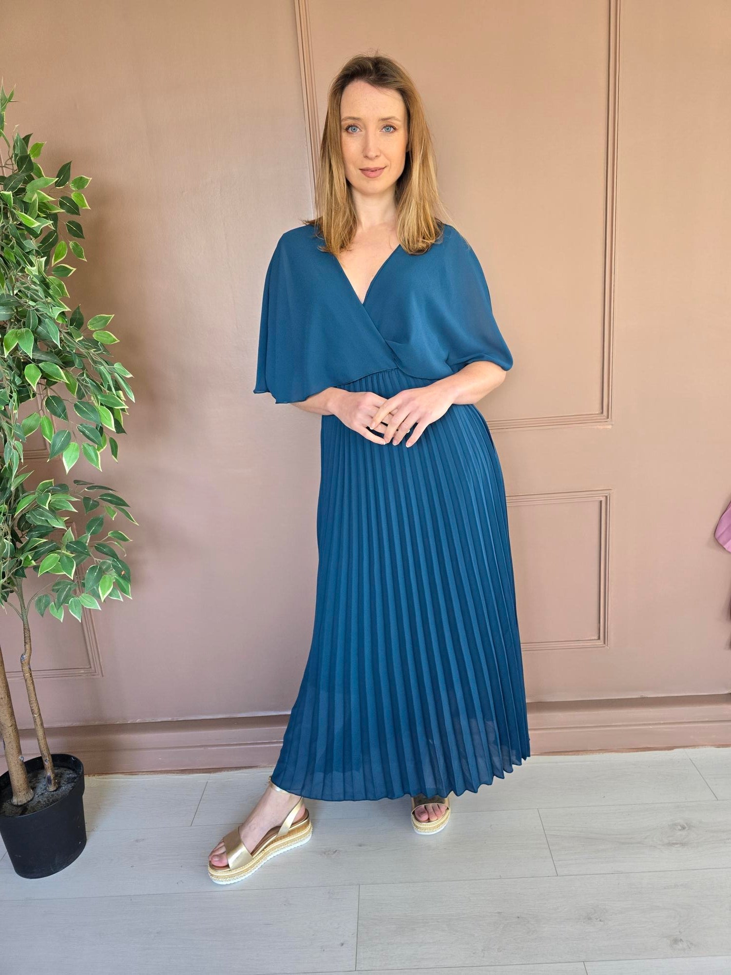 Femme portant robe longue plissée à cape – La Chica