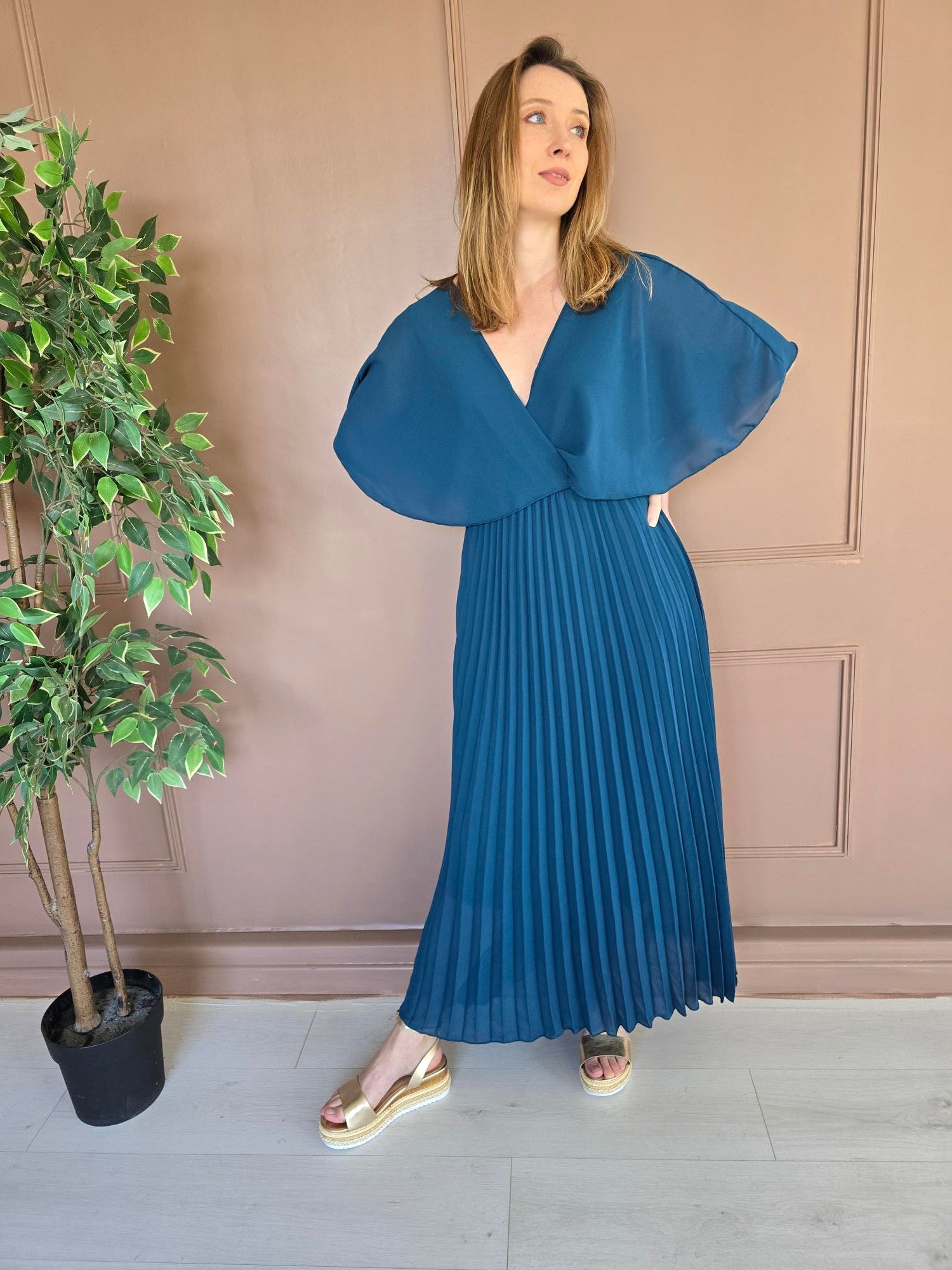 Robe longue plissée à cape détail – La Chica