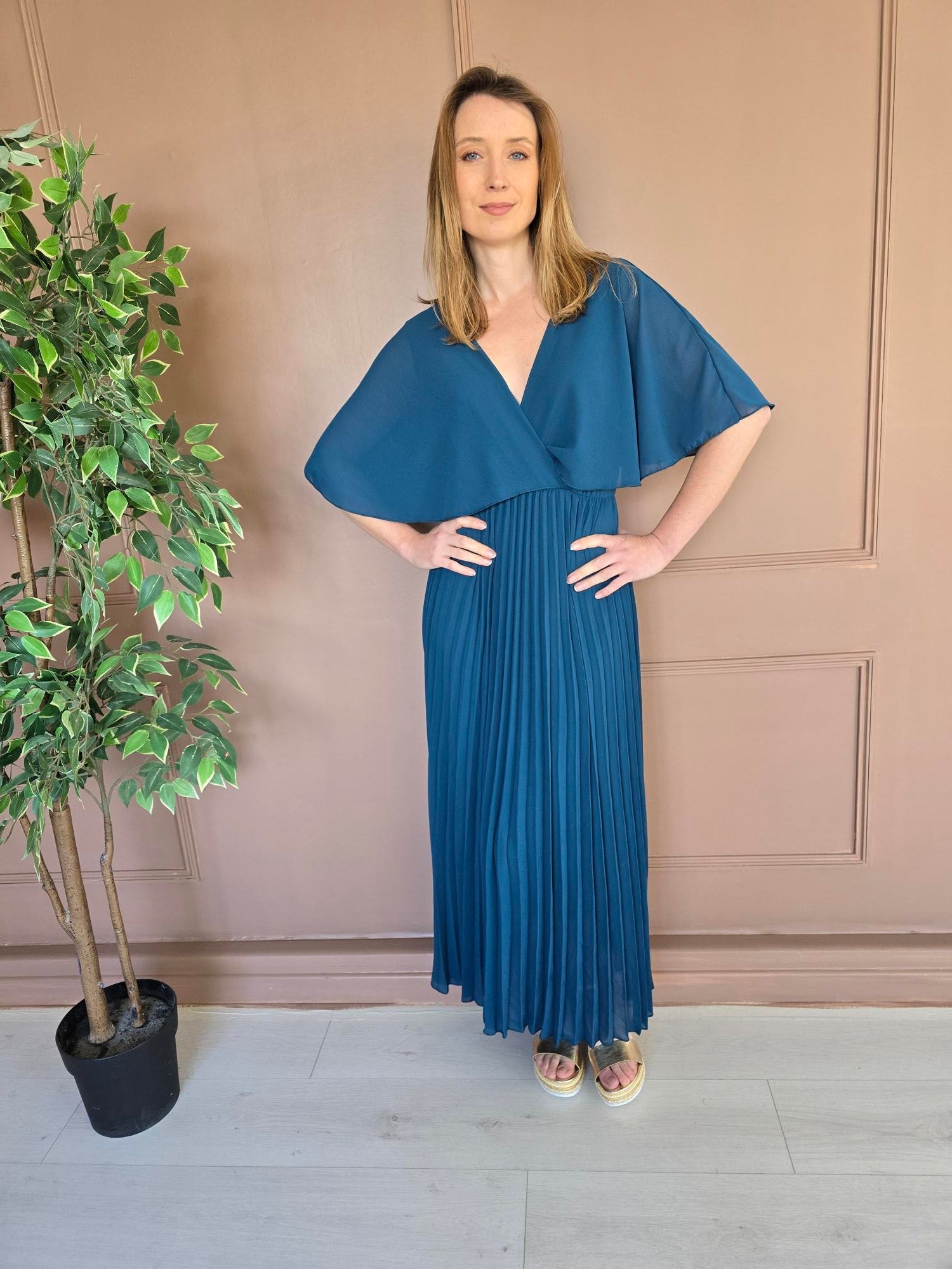 Robe longue plissée à cape détail – La Chica