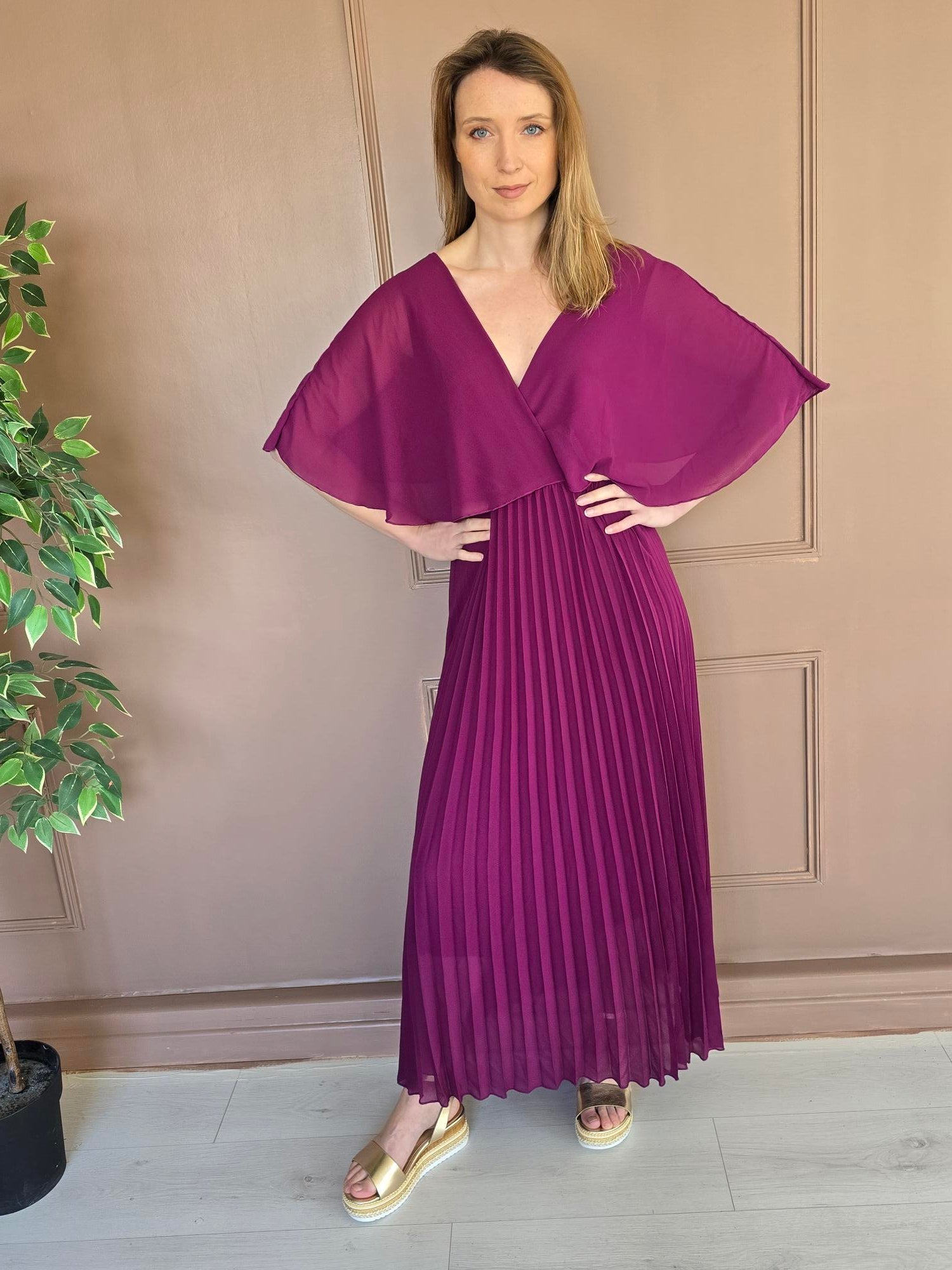 Robe longue plissée à cape détail – La Chica