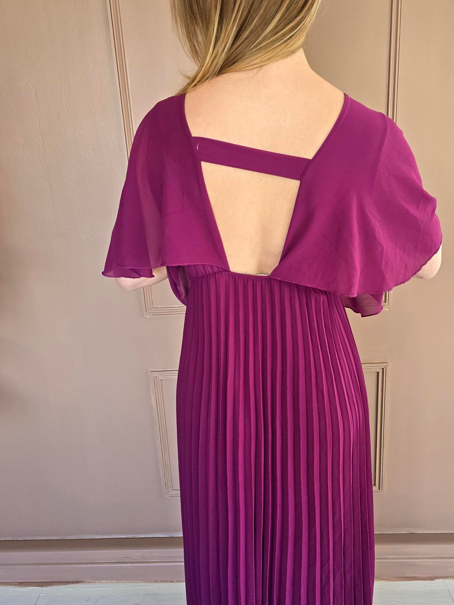 Robe longue plissée à cape détail – La Chica