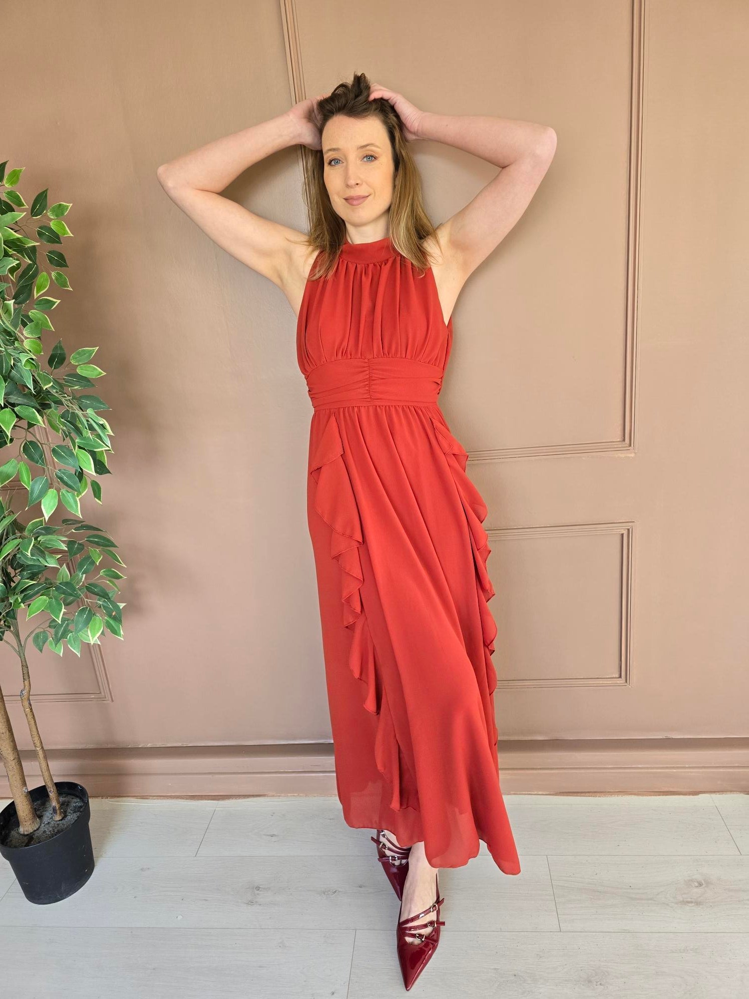 Femme portant robe longue multicolore – La Chica