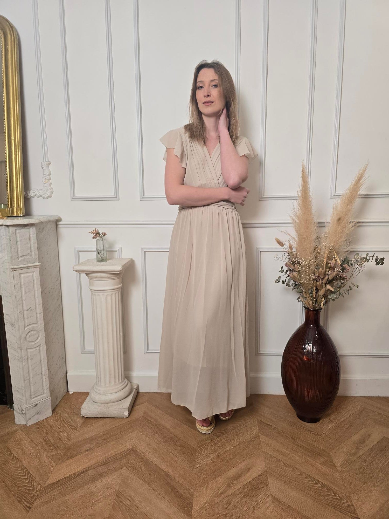 Robe Longue Beige Sable — Col V Croisé, Ceinture Froncée & Jupe Fluide La Chica