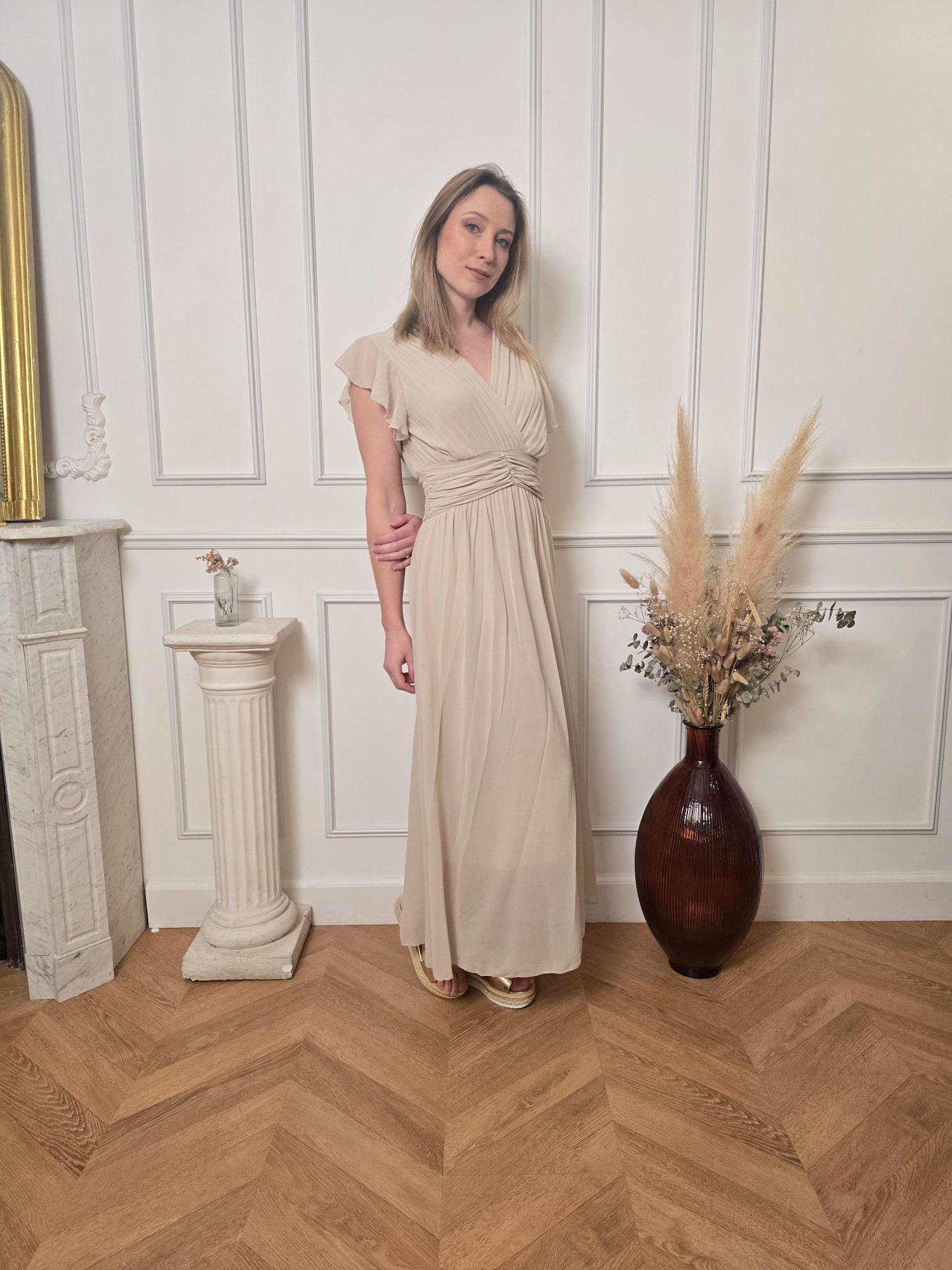 Robe Longue Beige Sable — Col V Croisé, Ceinture Froncée & Jupe Fluide La Chica