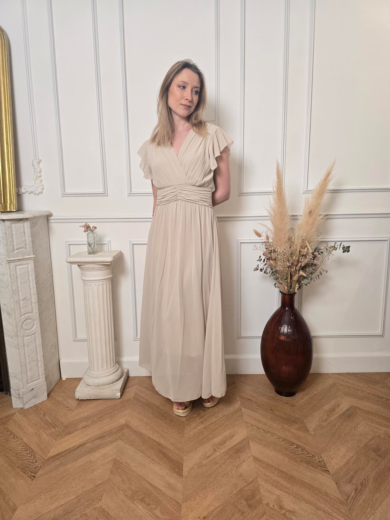 Robe Longue Beige Sable — Col V Croisé, Ceinture Froncée & Jupe Fluide La Chica