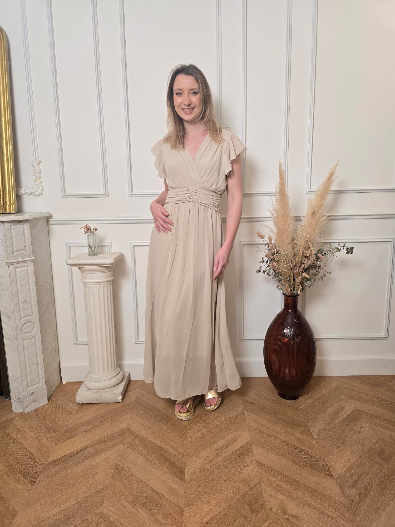 Robe Longue Beige Sable — Col V Croisé, Ceinture Froncée & Jupe Fluide La Chica
