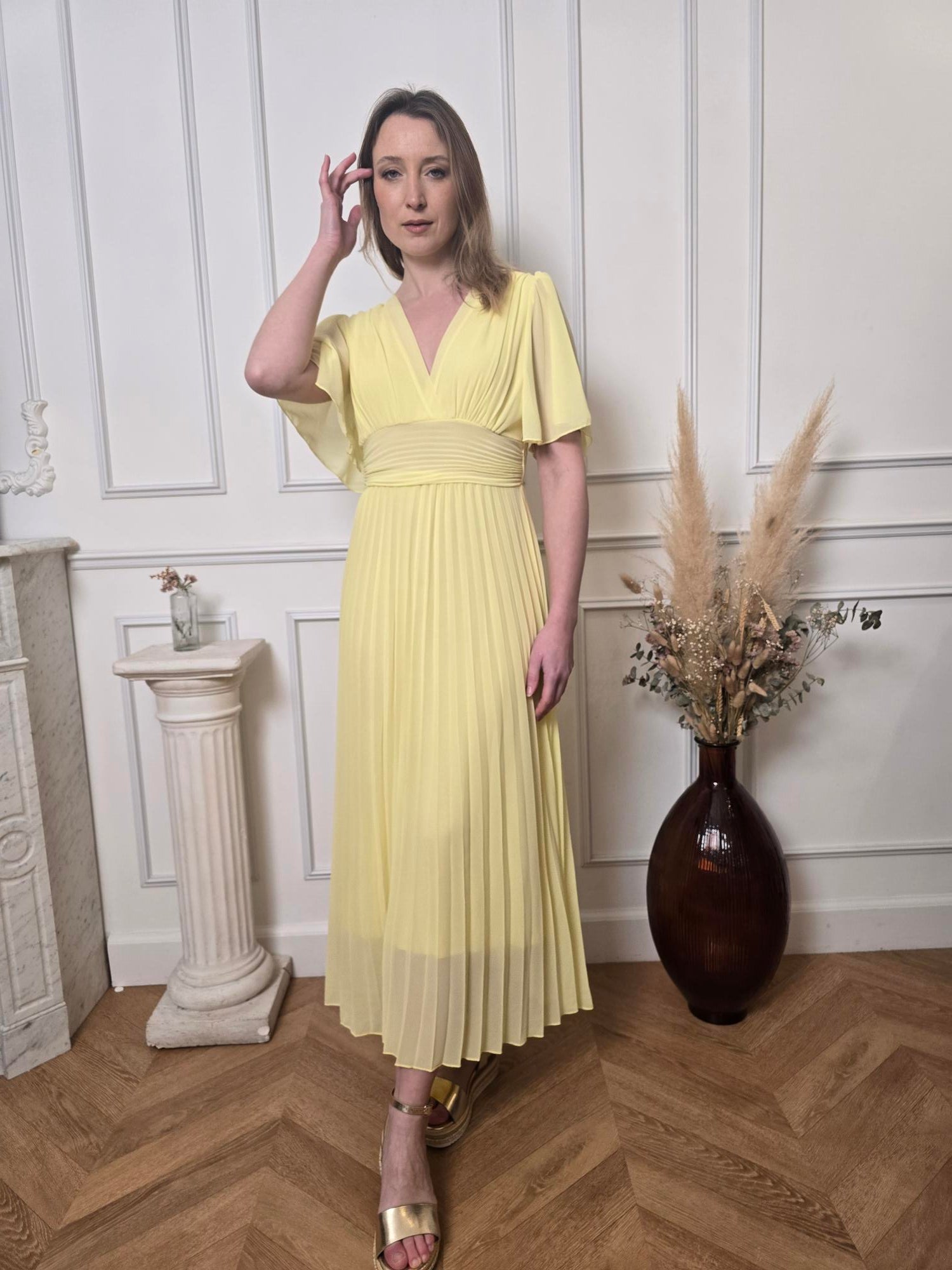 Robe Longue Jaune Pastel — Col V Croisé, Ceinture Froncée & Jupe Plissée La Chica