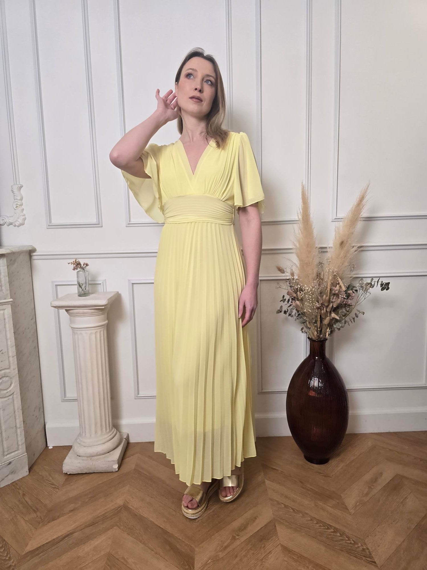 Robe Longue Jaune Pastel — Col V Croisé, Ceinture Froncée & Jupe Plissée La Chica