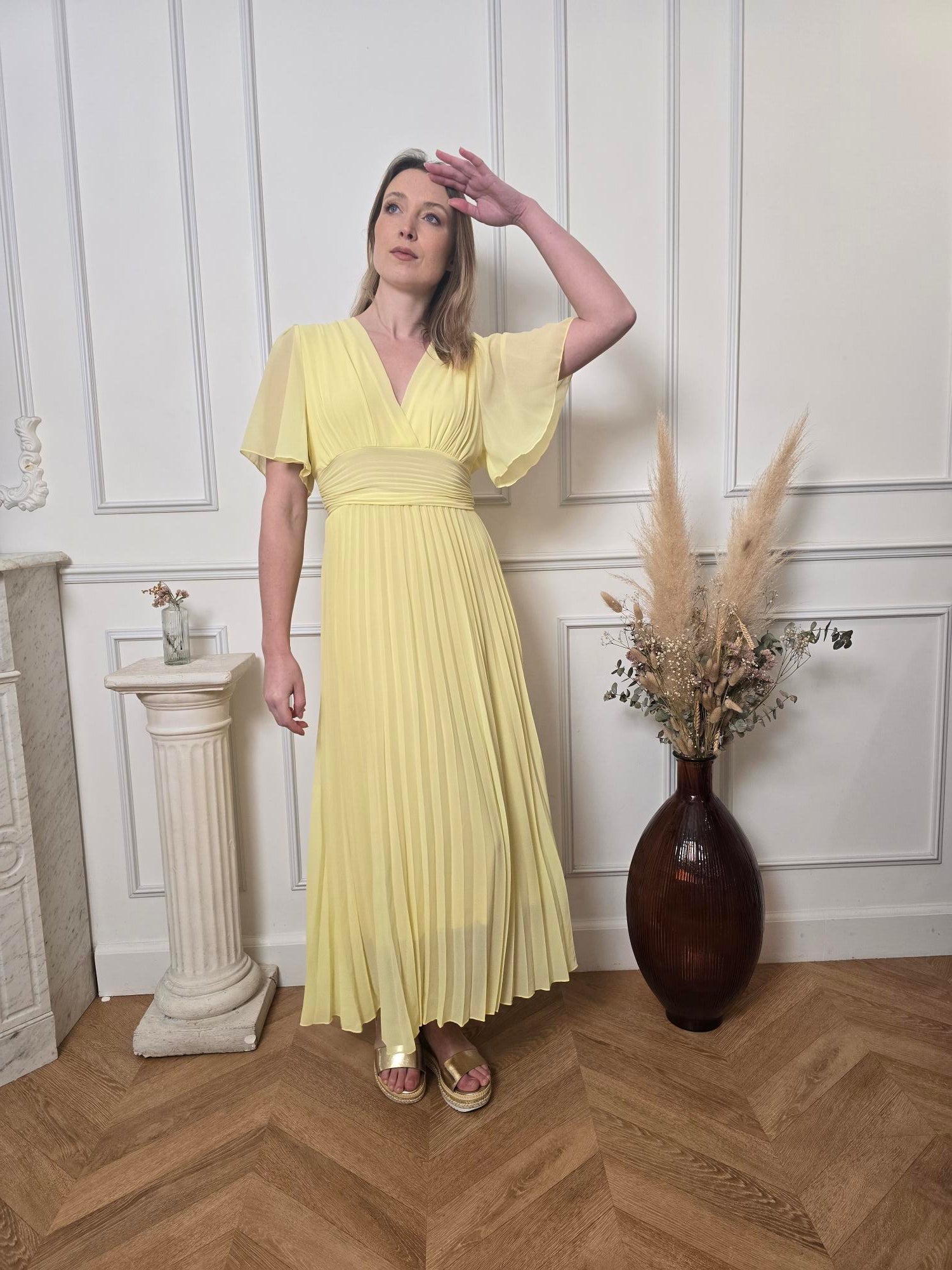 Robe Longue Jaune Pastel — Col V Croisé, Ceinture Froncée & Jupe Plissée La Chica