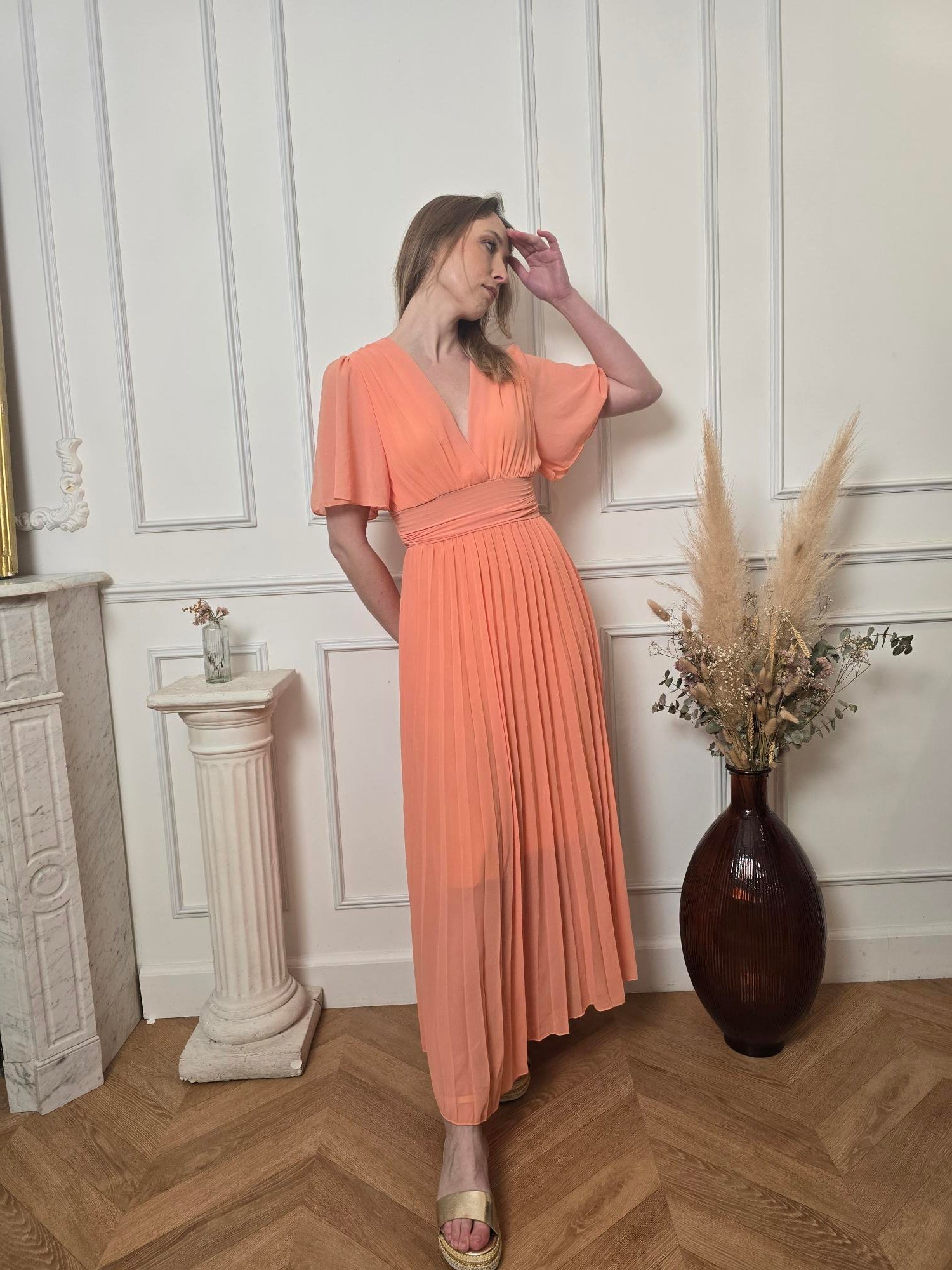 Robe Longue Pêche — Col V Croisé, Ceinture Froncée & Jupe Plissée La Chica