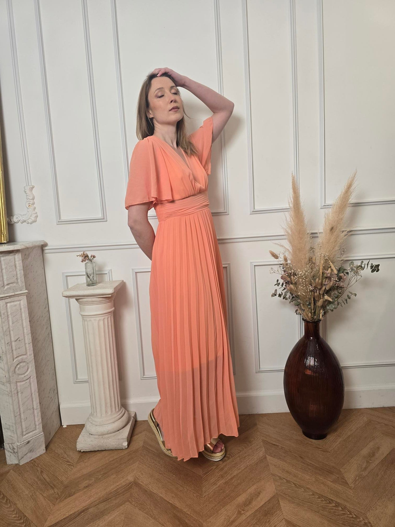 Robe Longue Pêche — Col V Croisé, Ceinture Froncée & Jupe Plissée La Chica