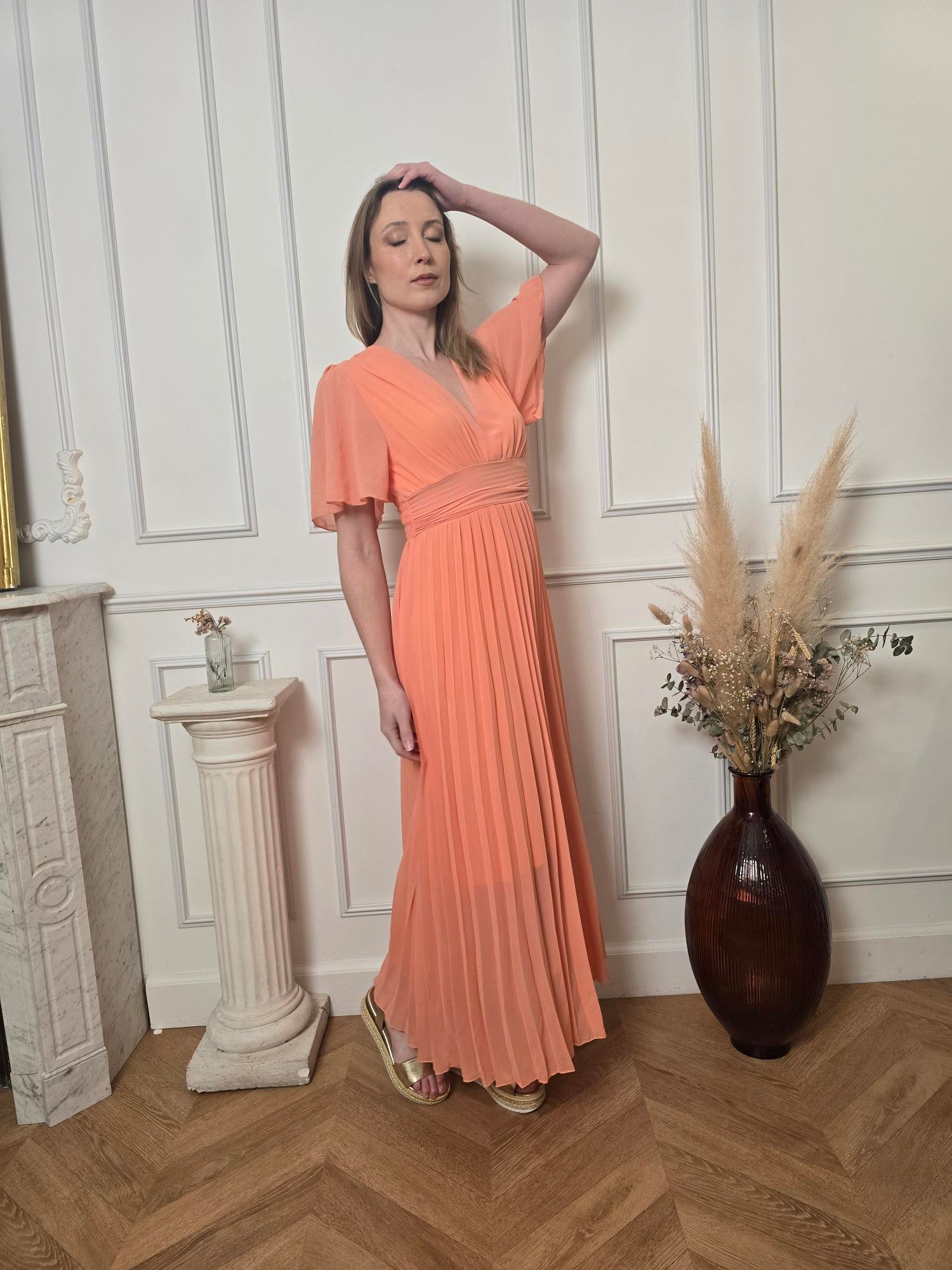 Robe Longue Pêche — Col V Croisé, Ceinture Froncée & Jupe Plissée La Chica