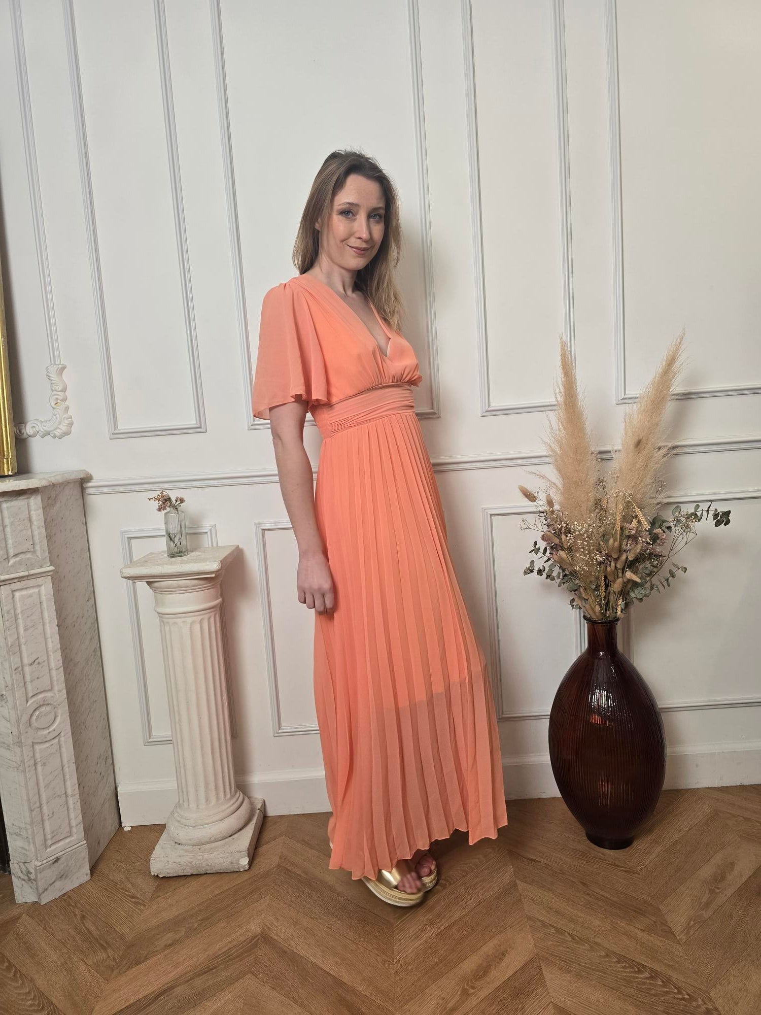 Robe Longue Pêche — Col V Croisé, Ceinture Froncée & Jupe Plissée La Chica