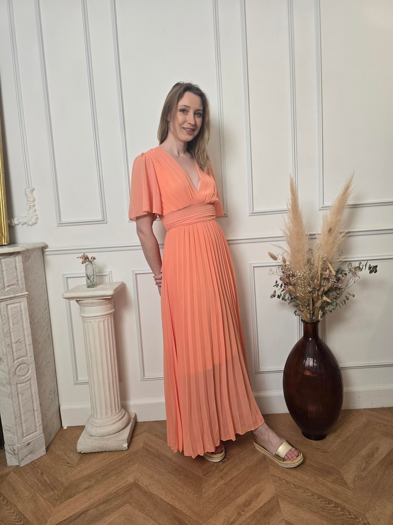 Robe Longue Pêche — Col V Croisé, Ceinture Froncée & Jupe Plissée La Chica