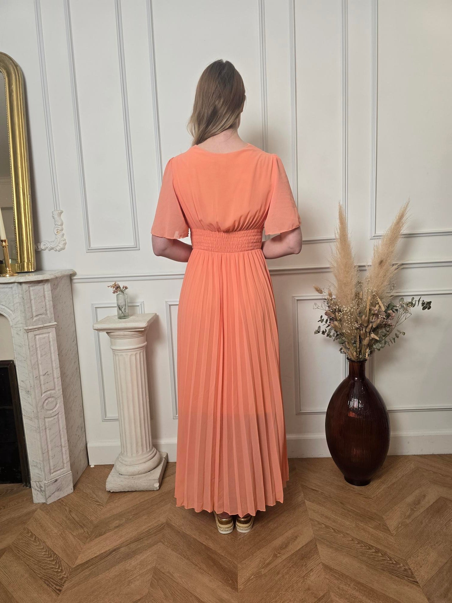 Robe Longue Pêche — Col V Croisé, Ceinture Froncée & Jupe Plissée La Chica