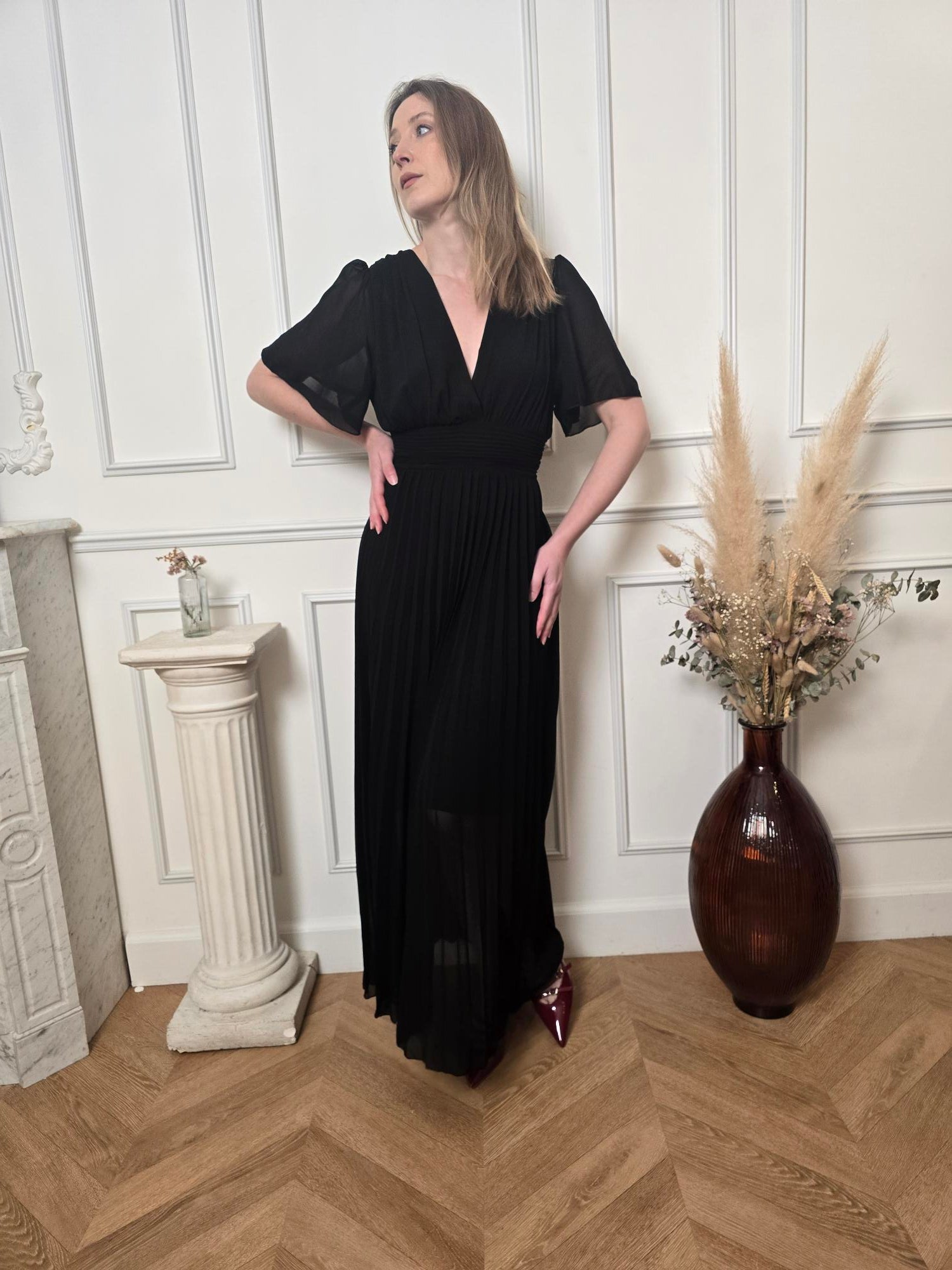 Robe Longue Noire — Col V Croisé, Ceinture Froncée & Jupe Plissée La Chica