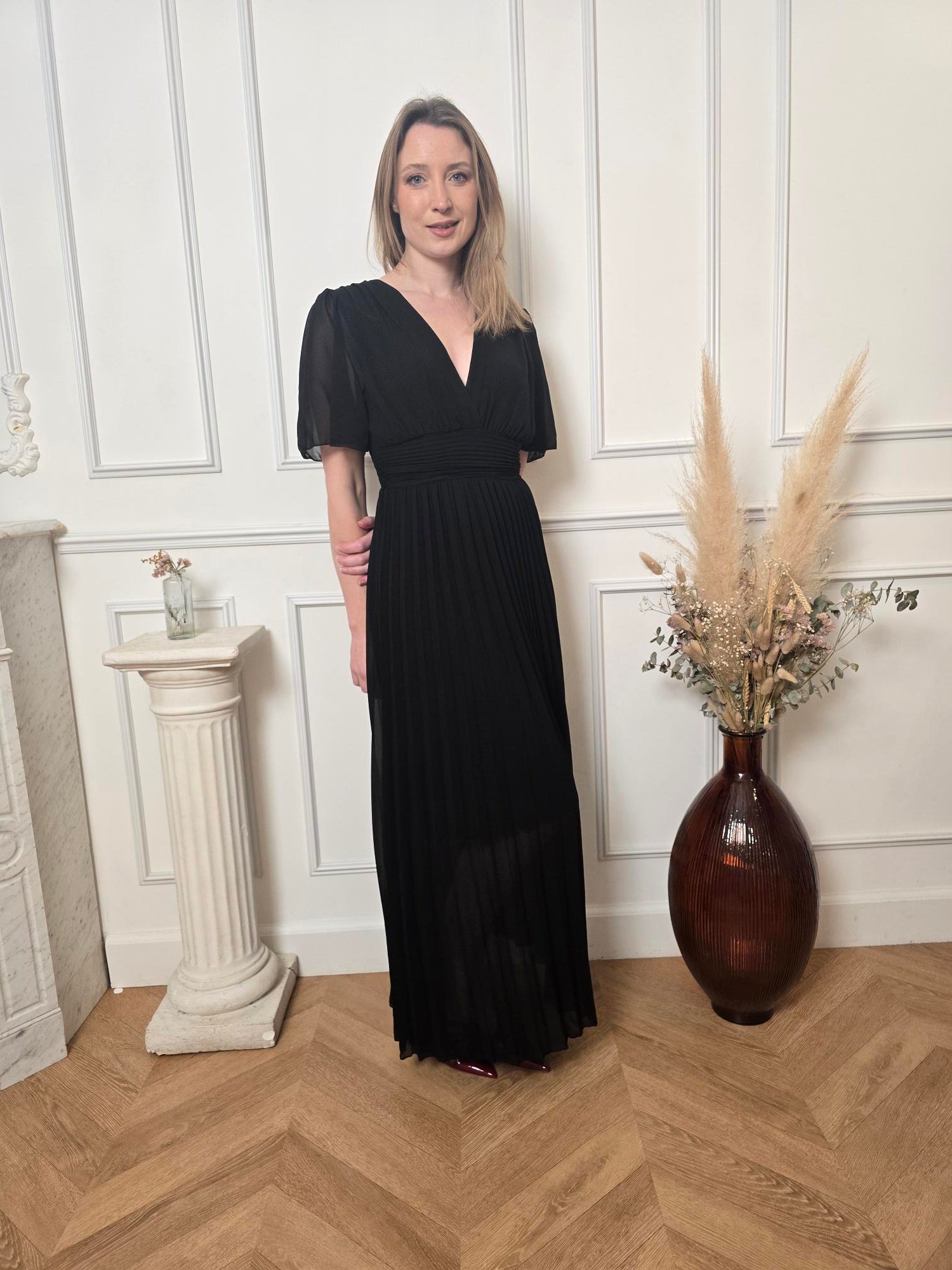 Robe Longue Noire — Col V Croisé, Ceinture Froncée & Jupe Plissée La Chica