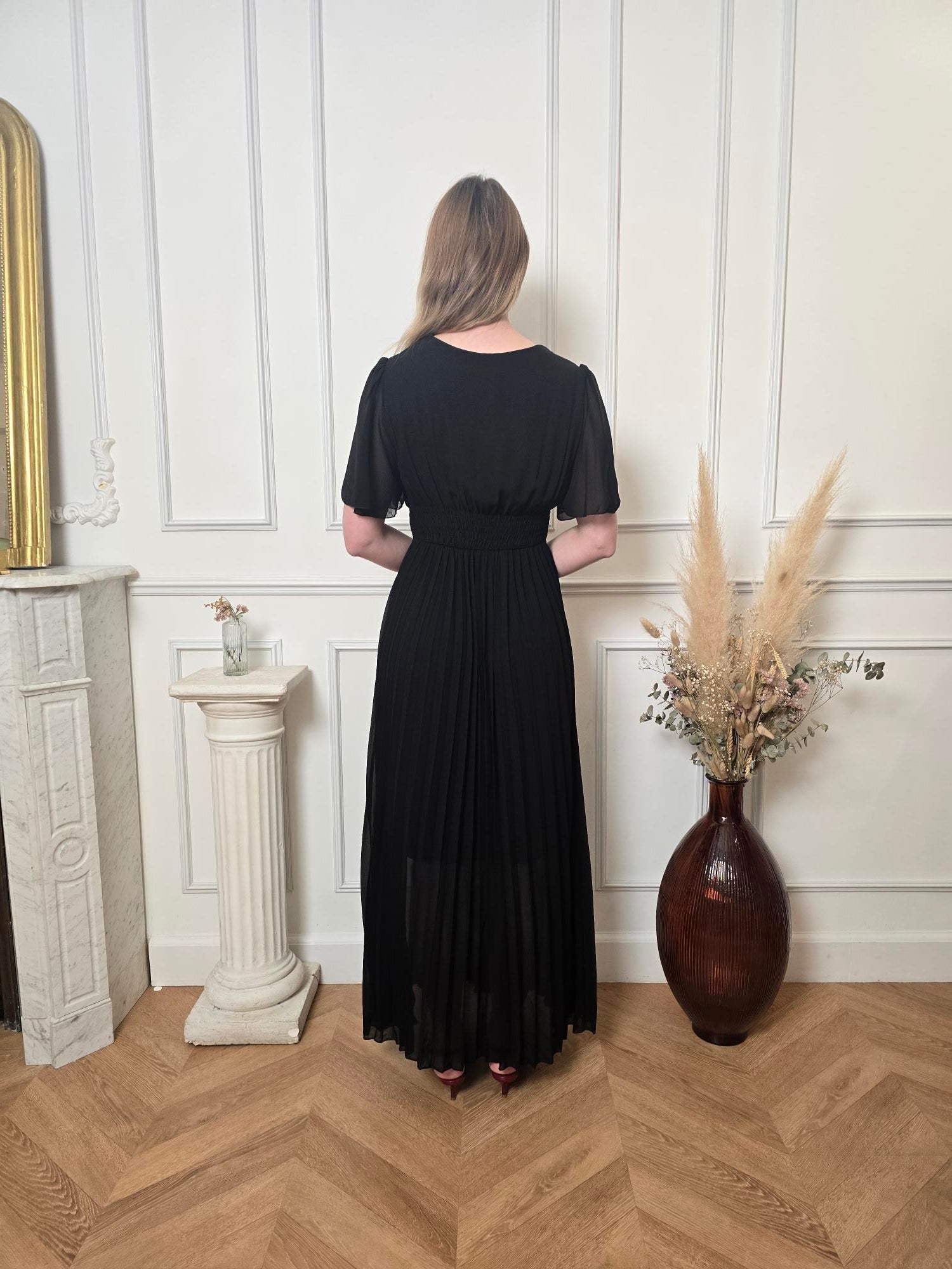 Robe Longue Noire — Col V Croisé, Ceinture Froncée & Jupe Plissée La Chica