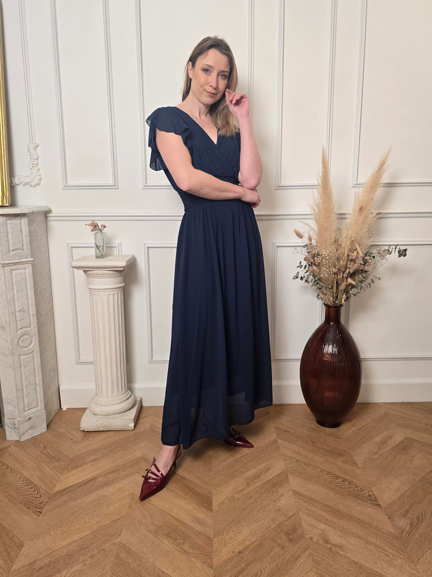Femme portant robe longue bleu marine – La Chica