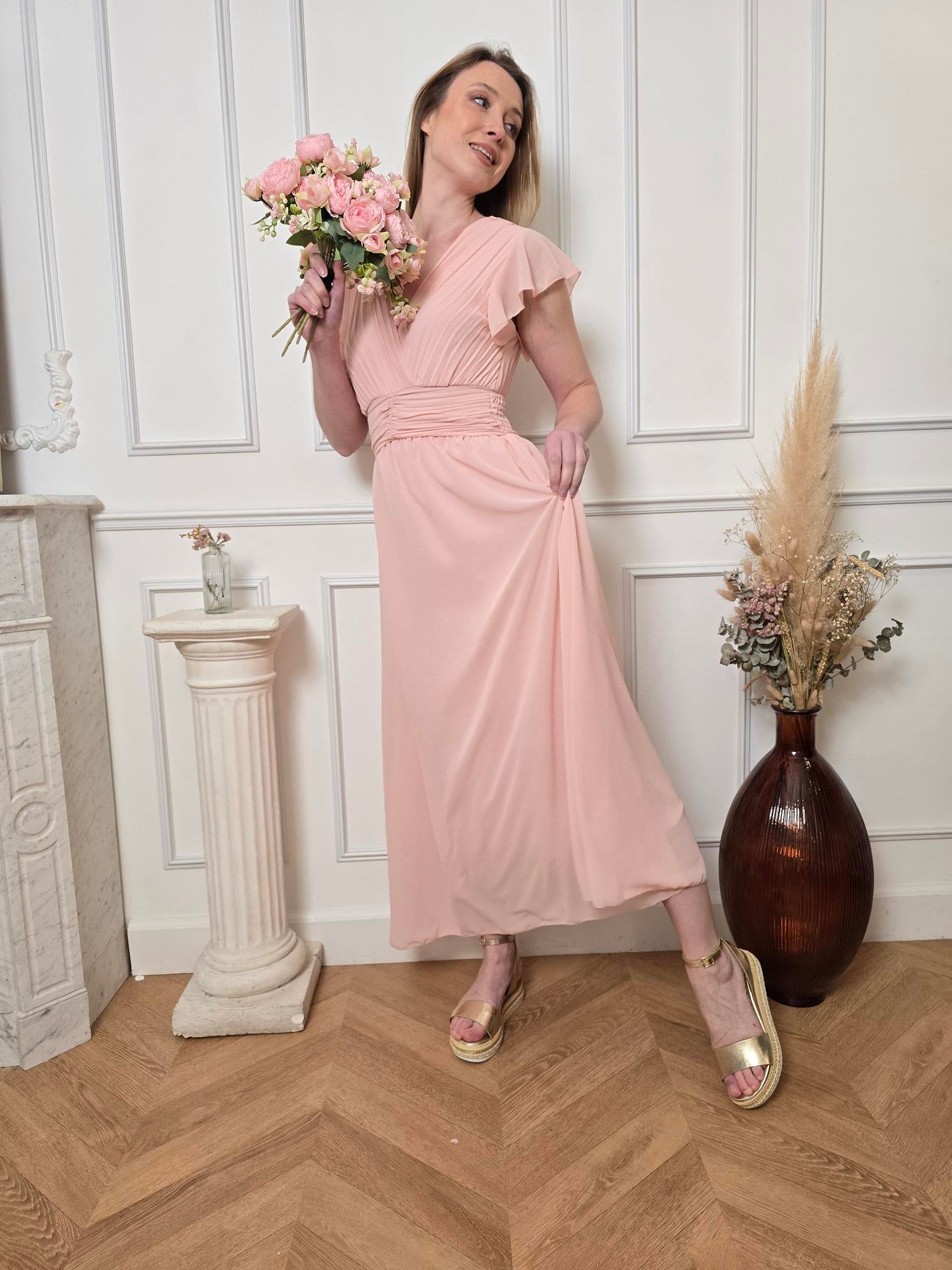 Femme portant robe longue rose poudré – La Chica
