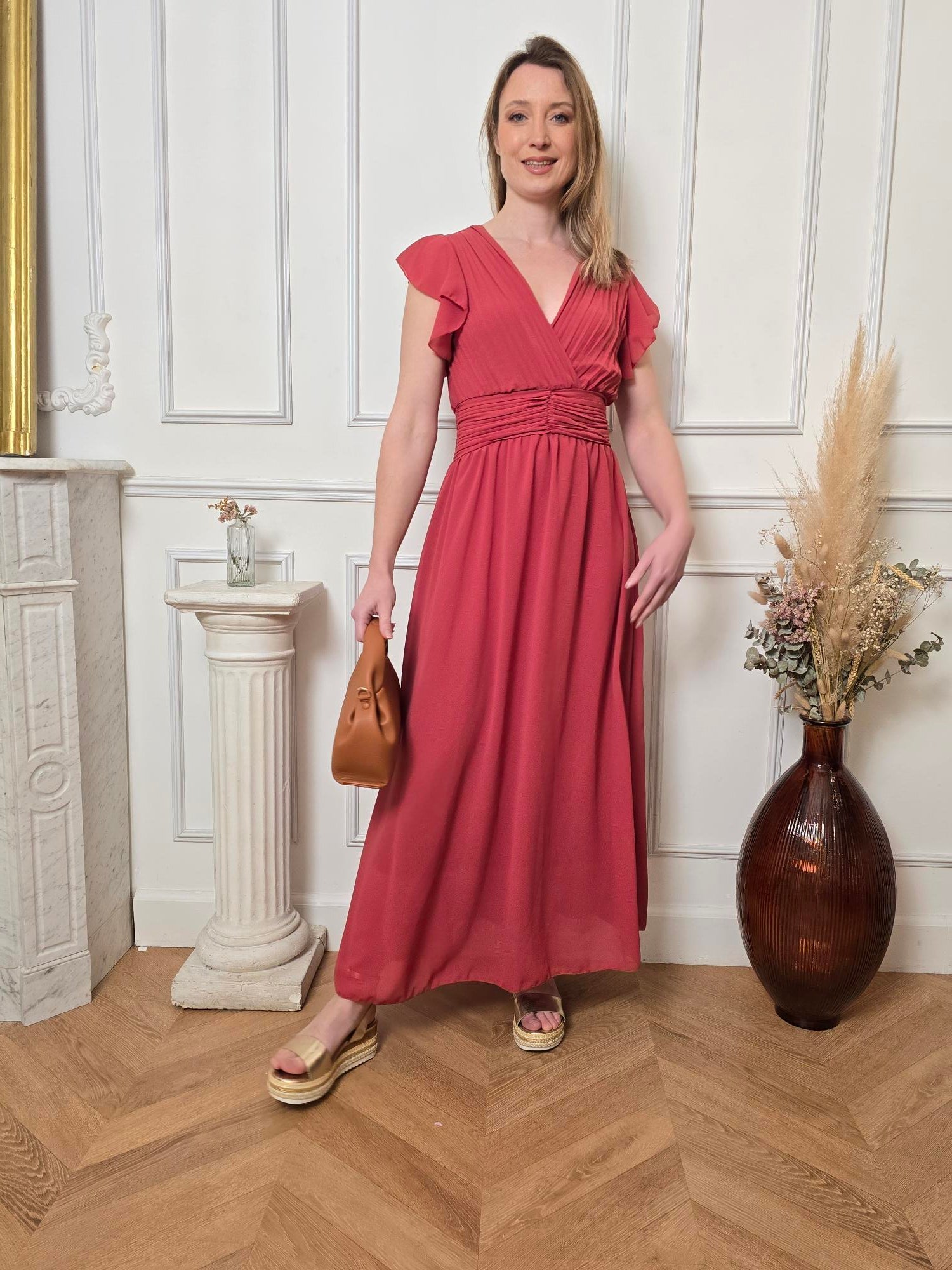 Femme portant robe longue rose terracotta – La Chica