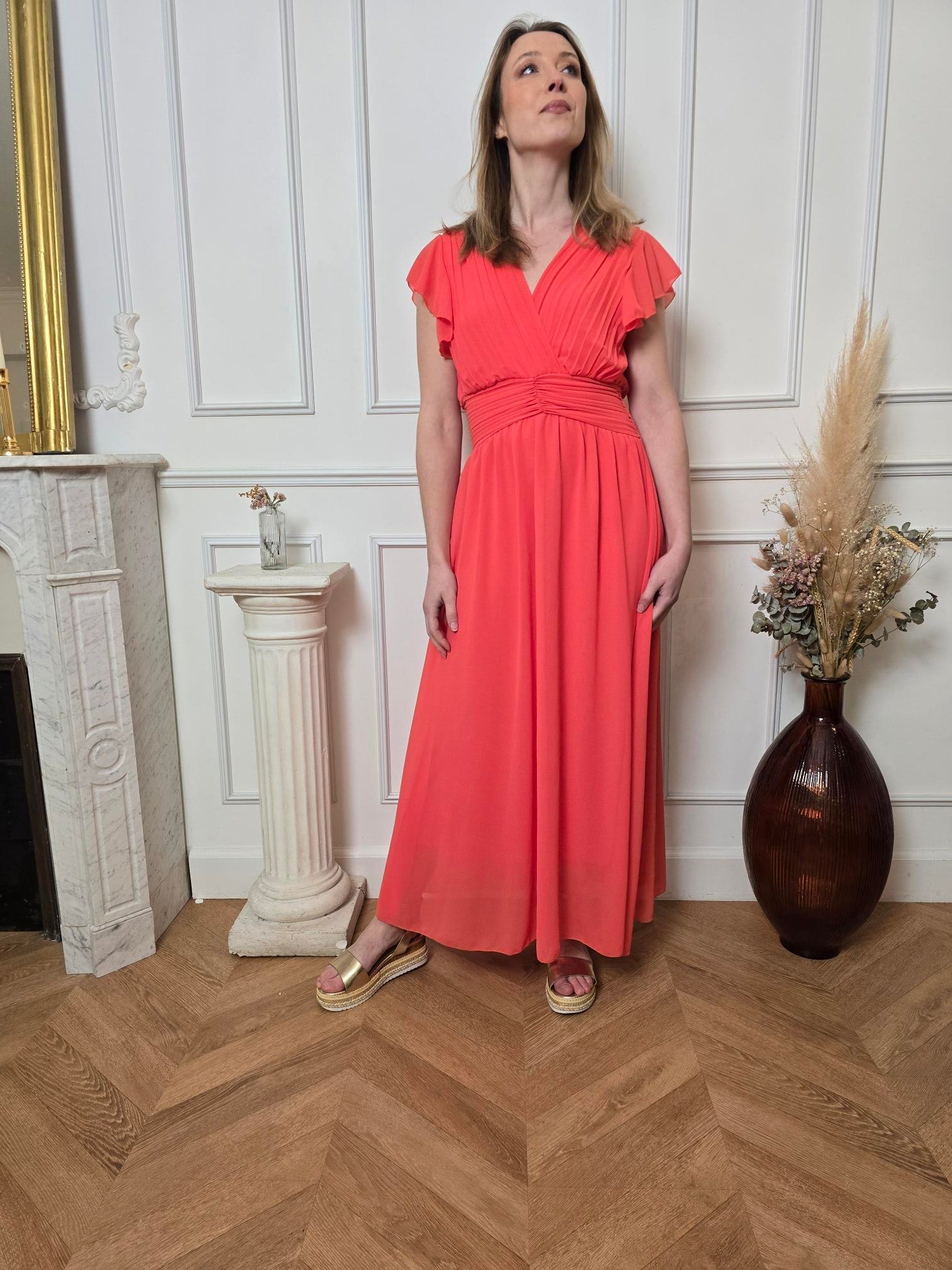 Femme portant robe longue corail – La Chica
