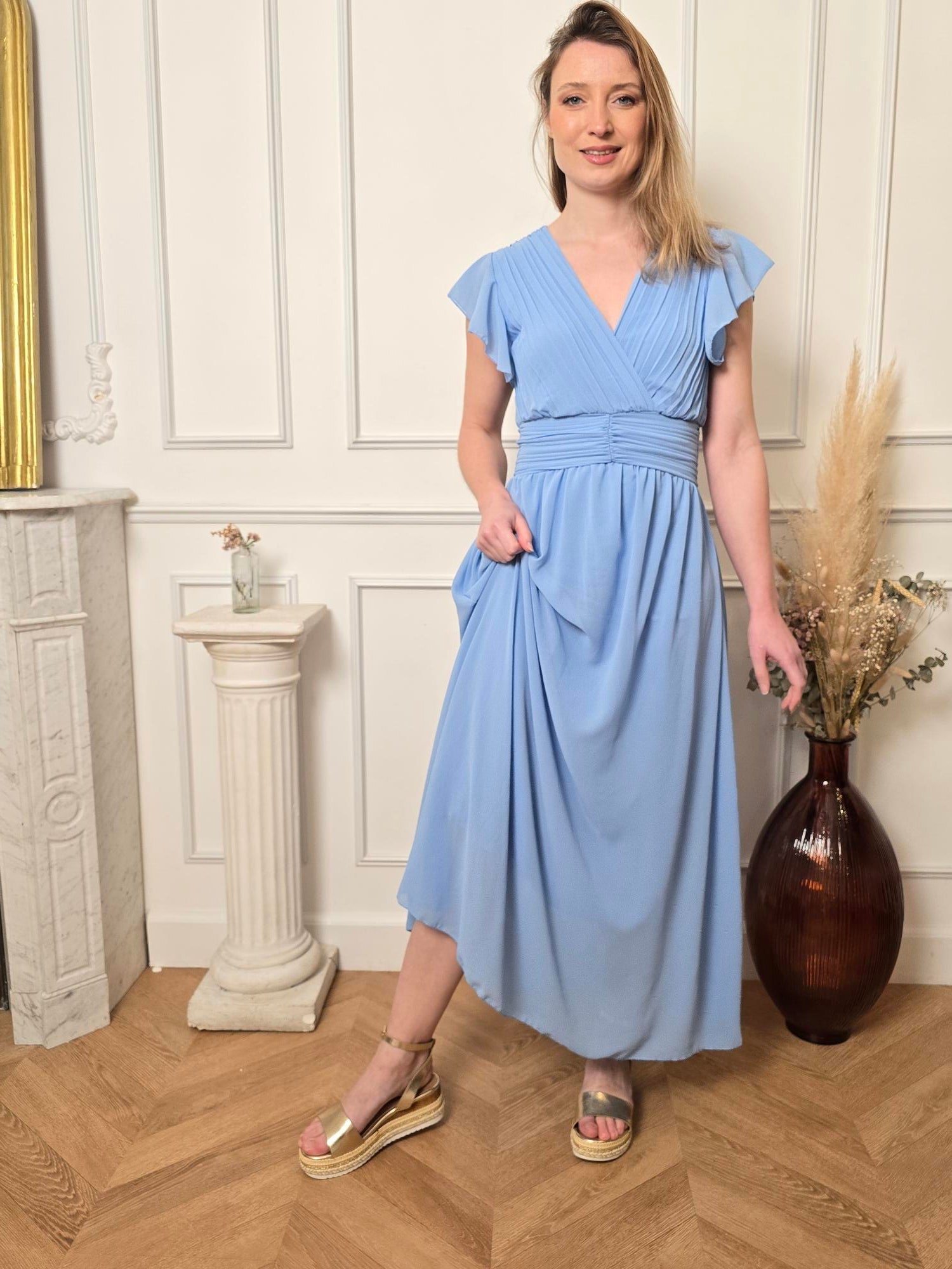 Femme portant robe longue bleu ciel – La Chica