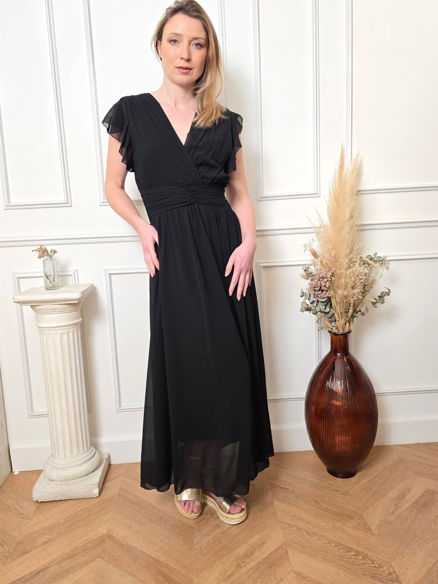 Femme portant robe longue noire – La Chica