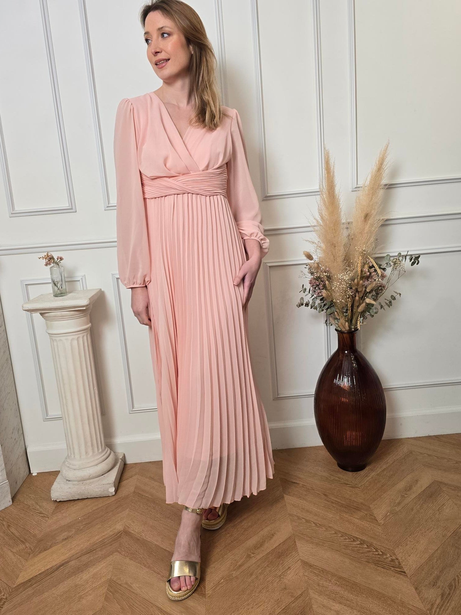 Femme portant robe longue rose poudré – La Chica