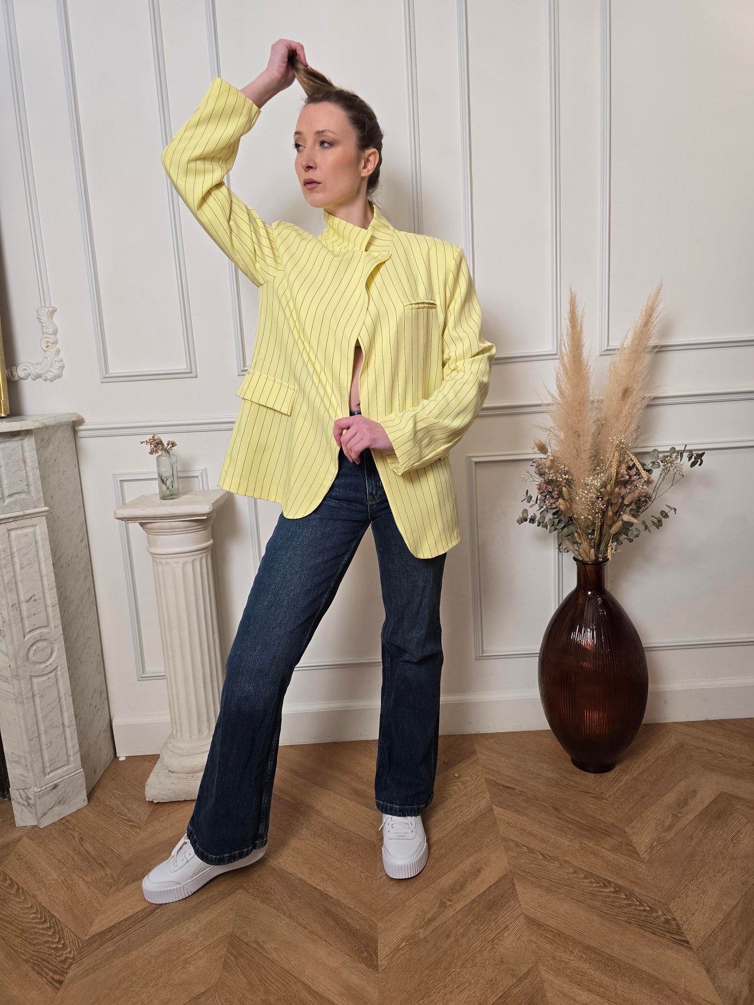 Femme portant blazer jaune – La Chica