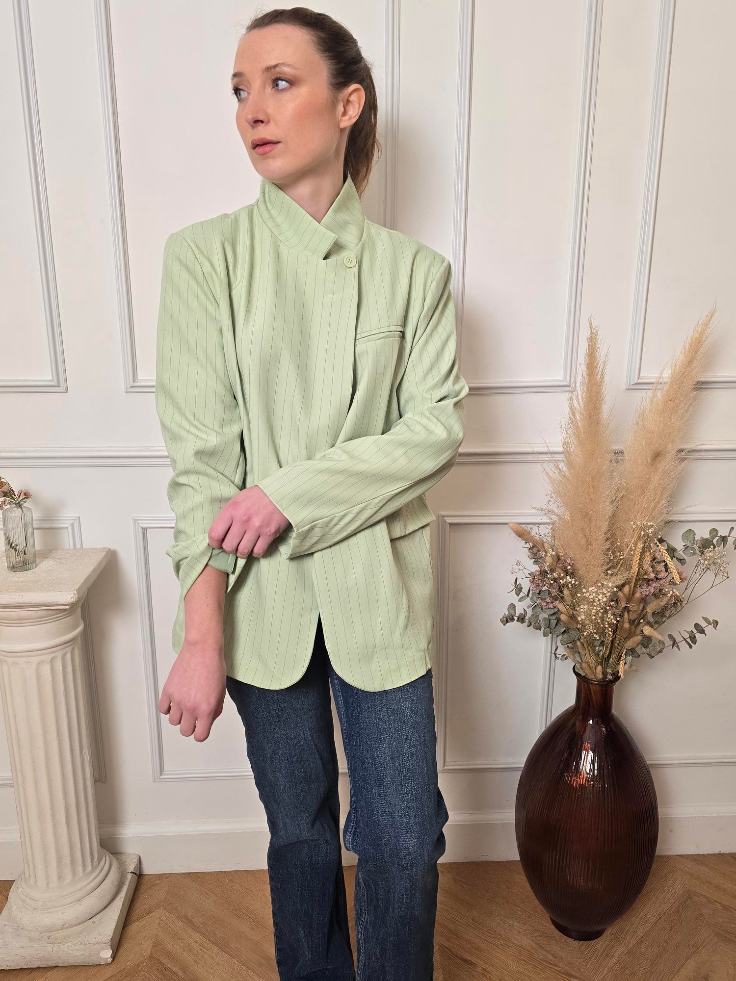 Femme portant blazer vert – La Chica