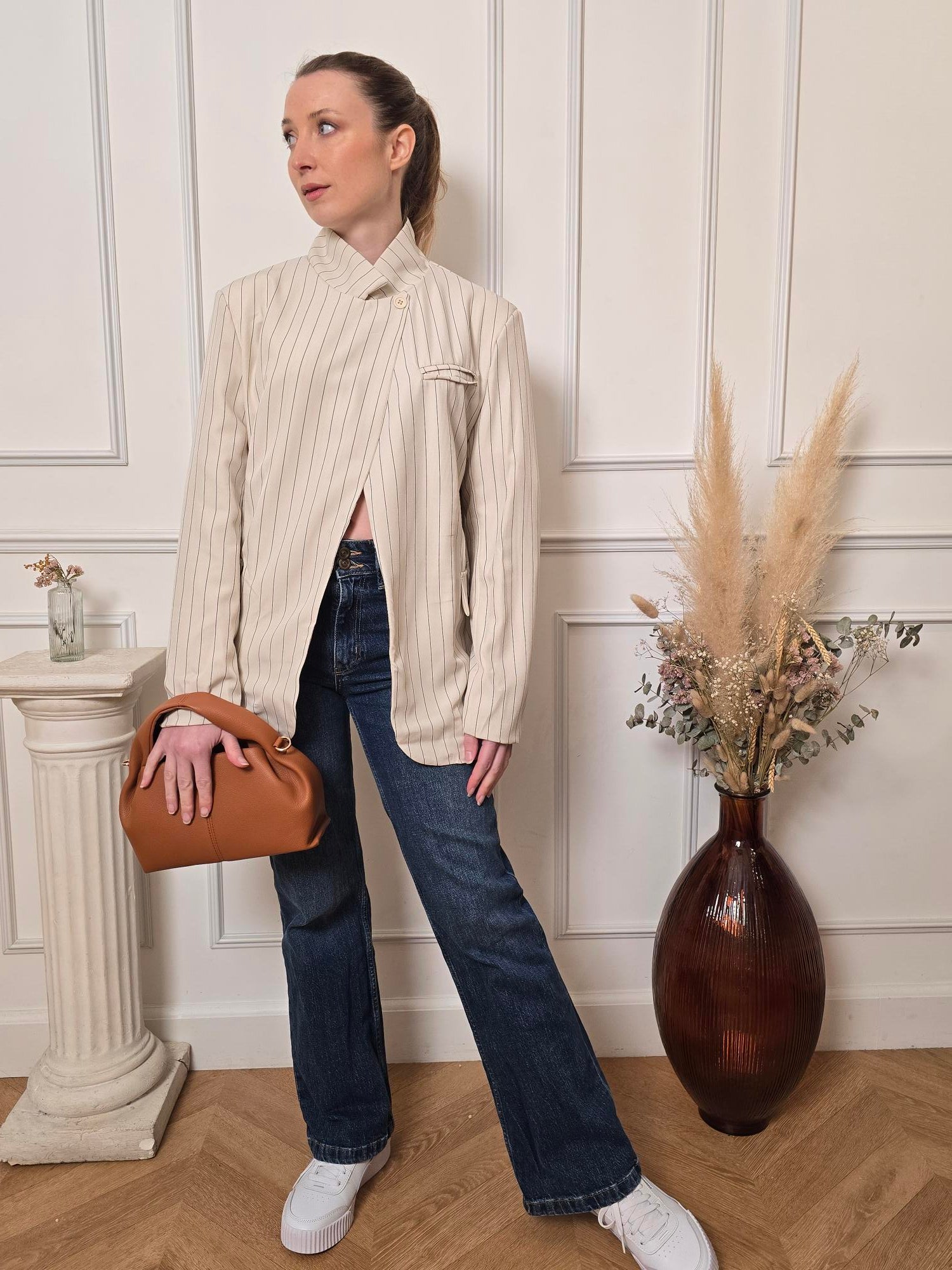 Femme portant blazer écru – La Chica